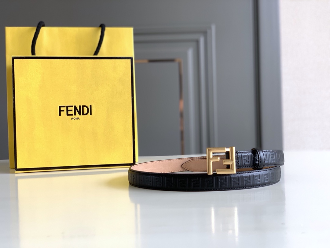 Fendi 五金做工精细 线条流畅 表面光滑 𝐙𝐏电镀工艺 香港通关【𝐇𝐀𝐀𝐒】 进口皮料