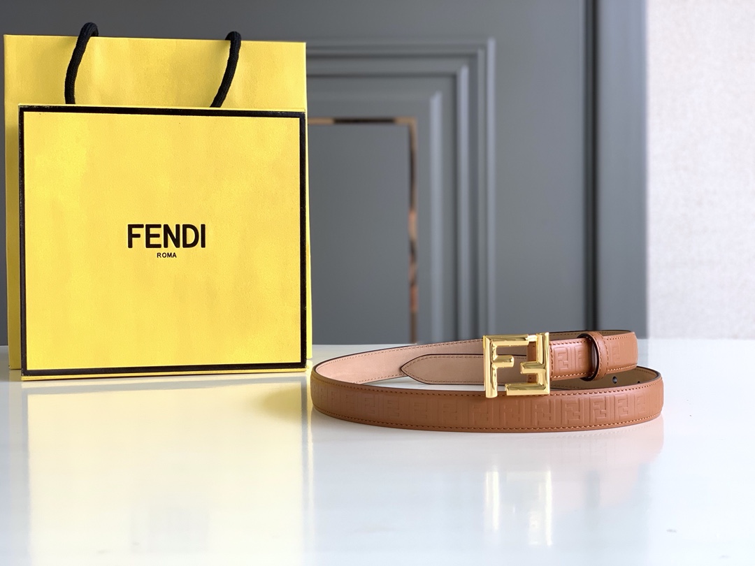 Fendi 五金做工精细 线条流畅 表面光滑 𝐙𝐏电镀工艺 香港通关【𝐇𝐀𝐀𝐒】 进口皮料