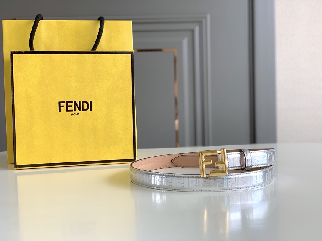 Fendi 五金做工精细 线条流畅 表面光滑 𝐙𝐏电镀工艺 香港通关【𝐇𝐀𝐀𝐒】 进口皮料