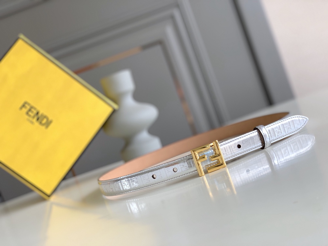 Fendi 五金做工精细 线条流畅 表面光滑 𝐙𝐏电镀工艺 香港通关【𝐇𝐀𝐀𝐒】 进口皮料