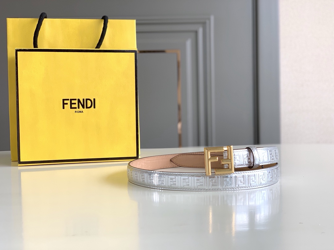 Fendi 五金做工精细 线条流畅 表面光滑 𝐙𝐏电镀工艺 香港通关【𝐇𝐀𝐀𝐒】 进口皮料