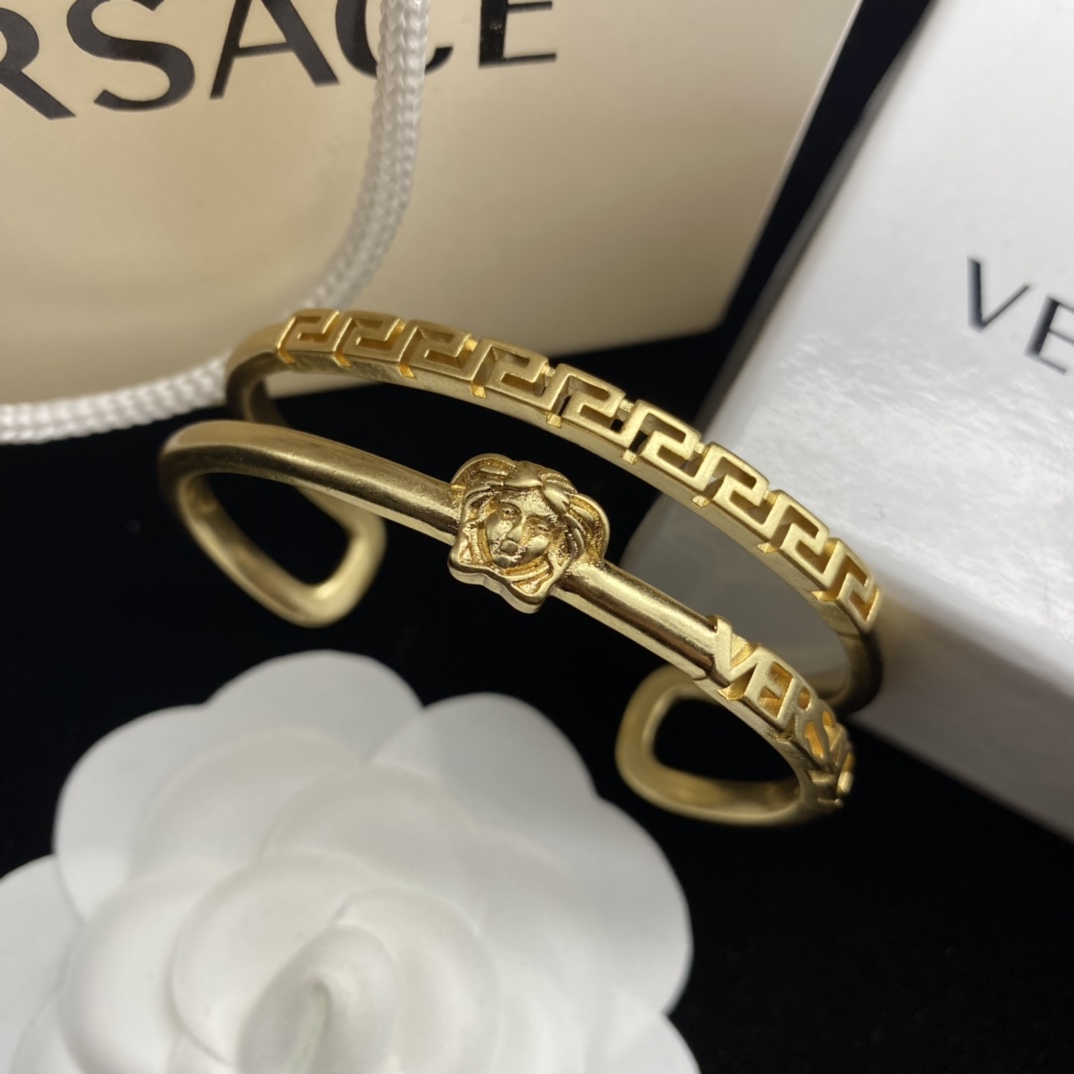 Versace Jewelry Bracelet 2023 Replica
 Fashion