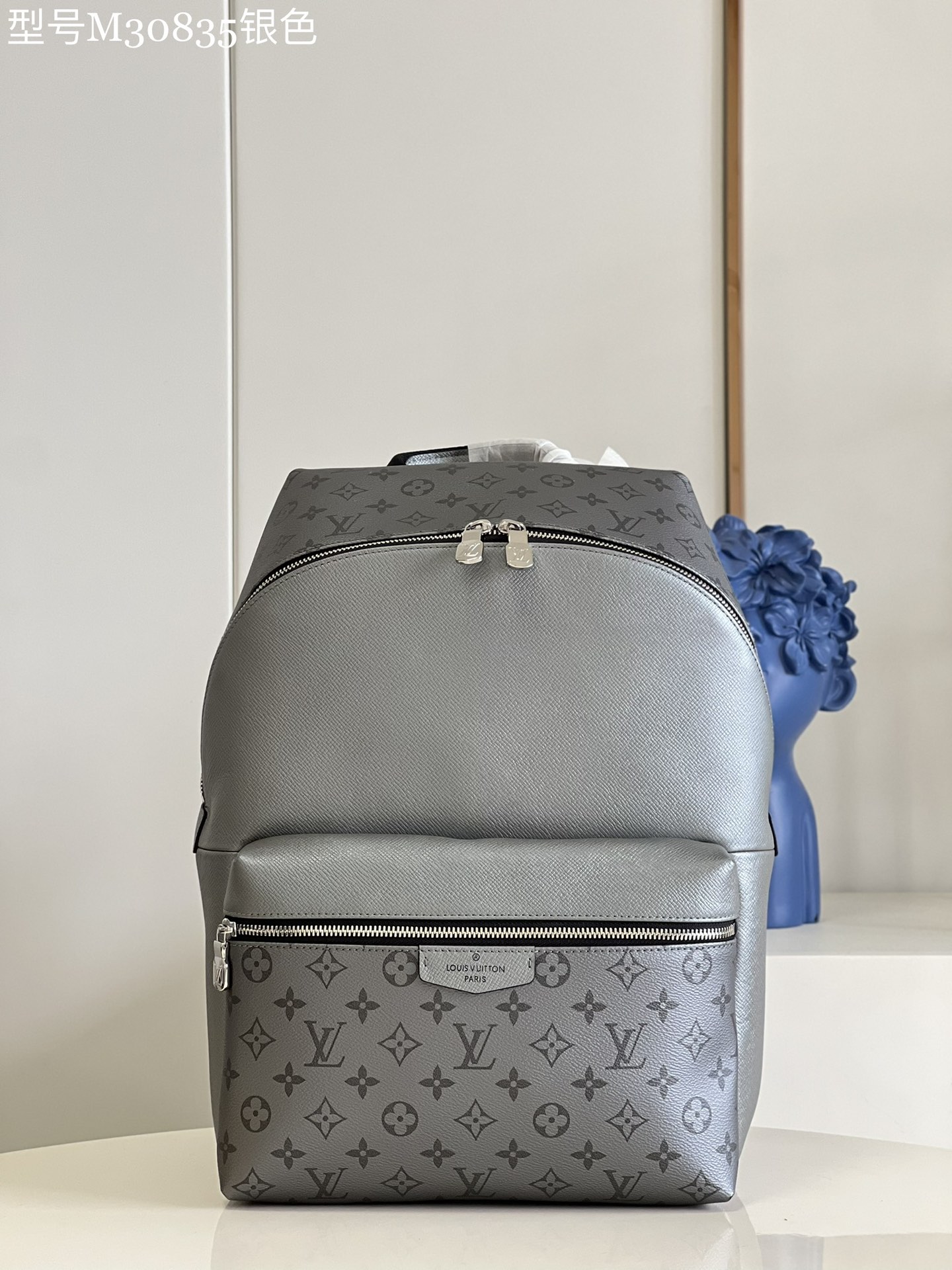 NO:398647,【Exclusive real photo M30835 silver】This Discovery small backpack comes from Taigarama leather goods series, with a flexible design made of Monogram-coated canvas and Taga leather, paired with iPad inner bag and adjustable shoulder strap. Detailed features 37 x 40 x 20 cm (length x height x width) Z.,LV [original leather],louis vuitton19860909【独家实拍M30835银色】本款 Discovery 小号双肩包来自 Taigarama 皮具系列,以 Monogram 涂层帆布和 Taga 皮革塑造灵活设计,搭配 iPad 内袋和可调节肩背带.详细特征37 x 40 x 20 厘米 (长度 x 高 x 宽) Z.,LV【原厂皮】,louis vuitton,Bag