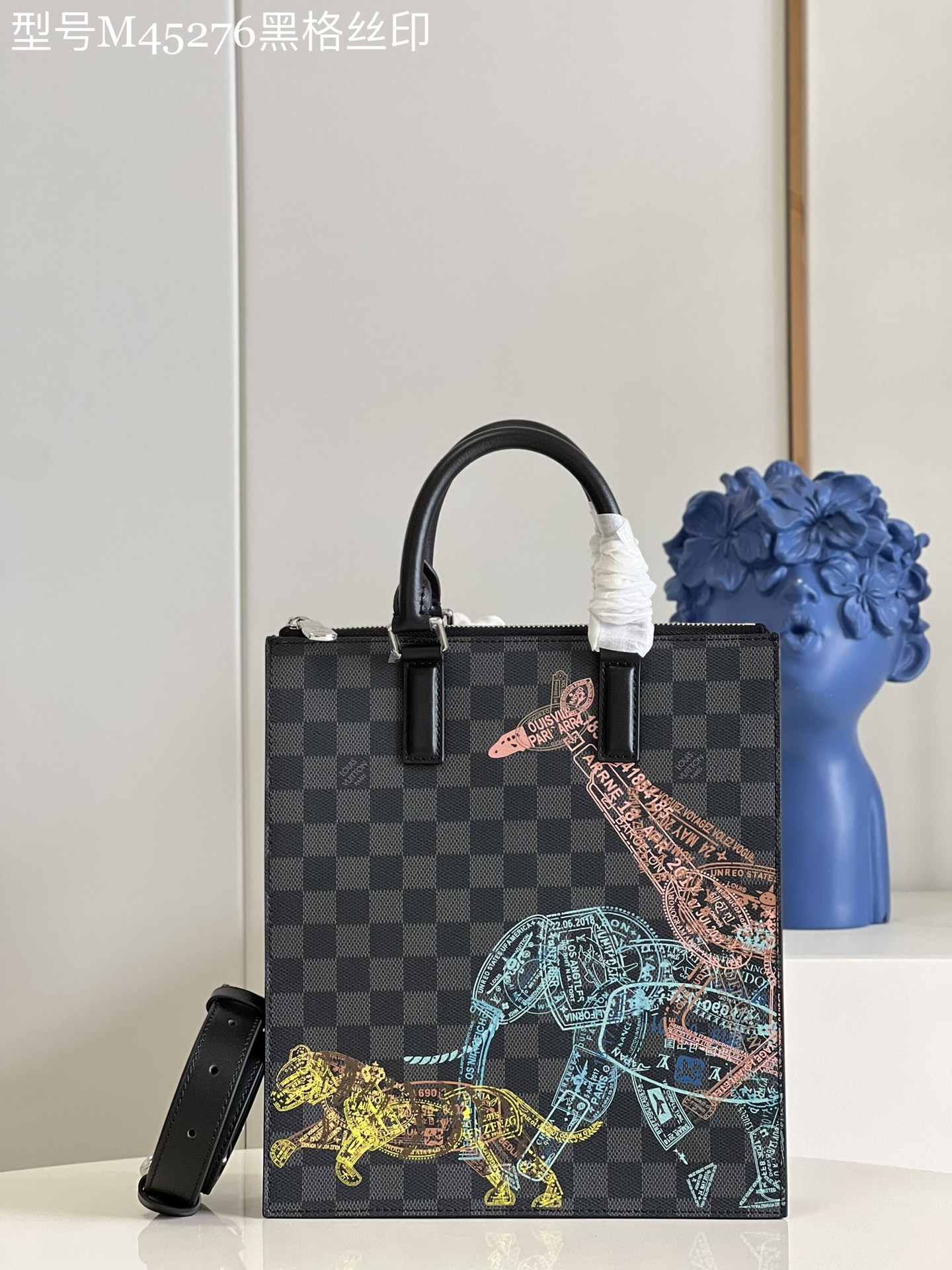 NO:398630,[Exclusive real photo of N45276 black silk screen] This Sac Plat Cross handbag combines Damier Graphite canvas and leather trim, and uses Damier checkerboard to highlight wildlife patterns, like a passport seal depicted in pastel tones. The neat configuration is paired with roller leather handles and removable shoulder straps. Detailed features 26 x 28.5 x 6 cm (length x height x width) Z.750, LV [original leather], louis vuitton19860909【独家实拍N45276黑格丝印】本款 Sac Plat Cross 手袋融合 Damier Graphite 帆布和皮革饰边,以 Damier 棋盘格纹烘托野生动物图案,仿佛粉彩色调描绘的护照印章.利落构型搭配辊制皮革手柄和可拆卸肩带.详细特征26 x 28.5 x 6 厘米 (长度 x 高 x 宽)Z.750,LV【原厂皮】,louis vuitton,Bag