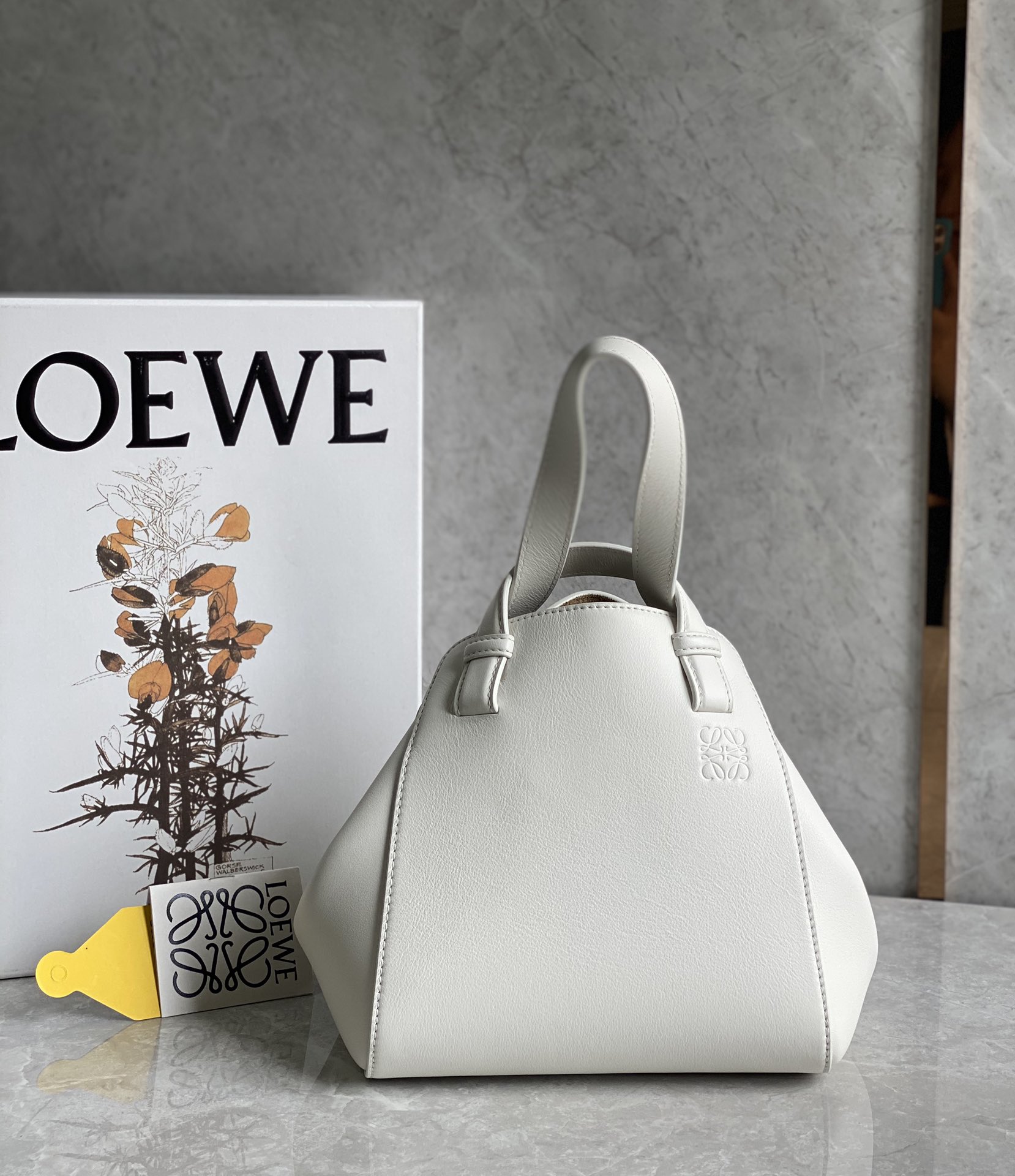 LOEWE罗意威 Hammock Nugget 吊床包 0675白色