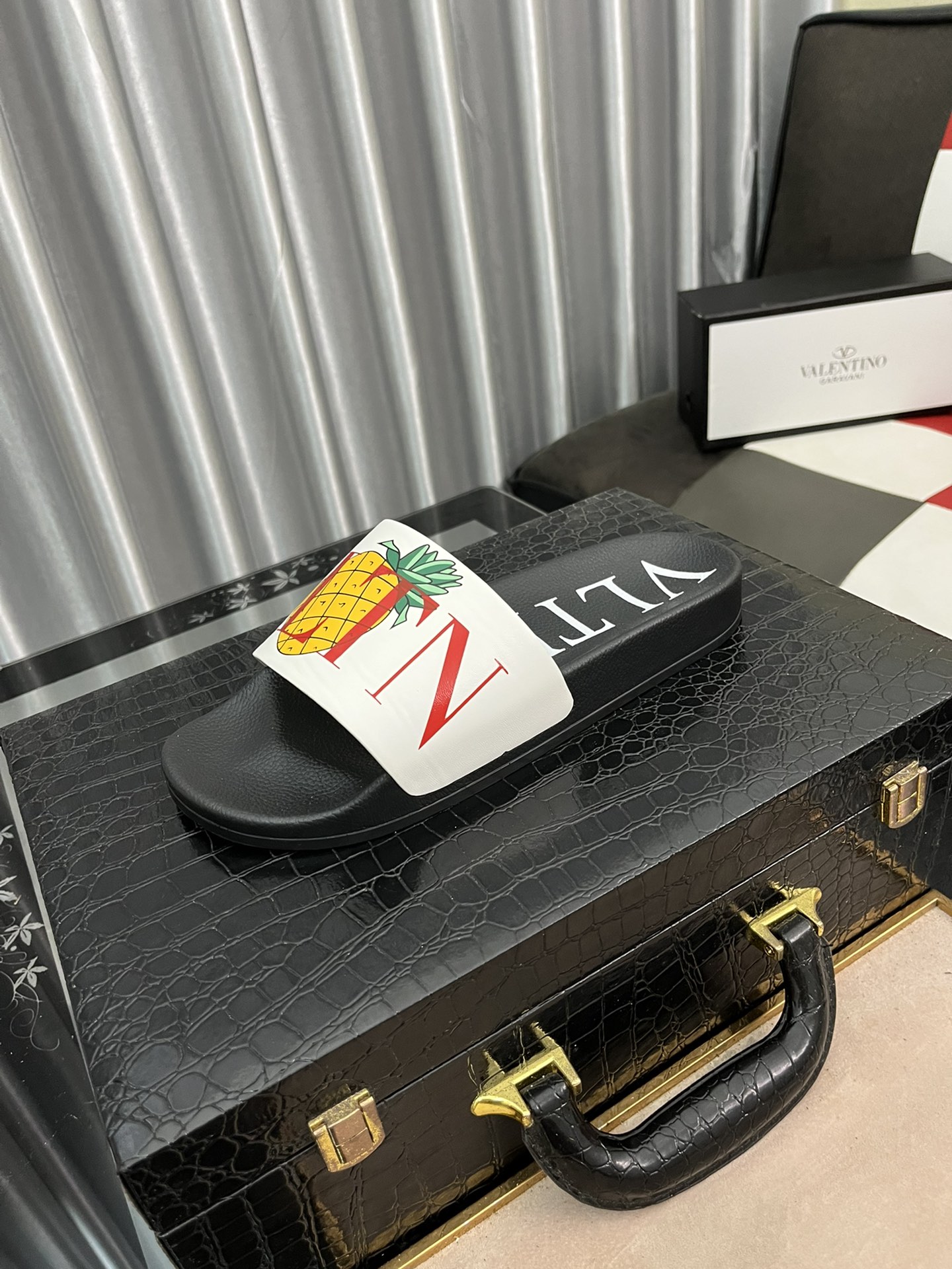 H0  👣Valn tino**👣 华伦天奴 男士凉拖鞋 原版小牛皮➕3D印花。原版橡胶大底，轻盈柔软舒适。