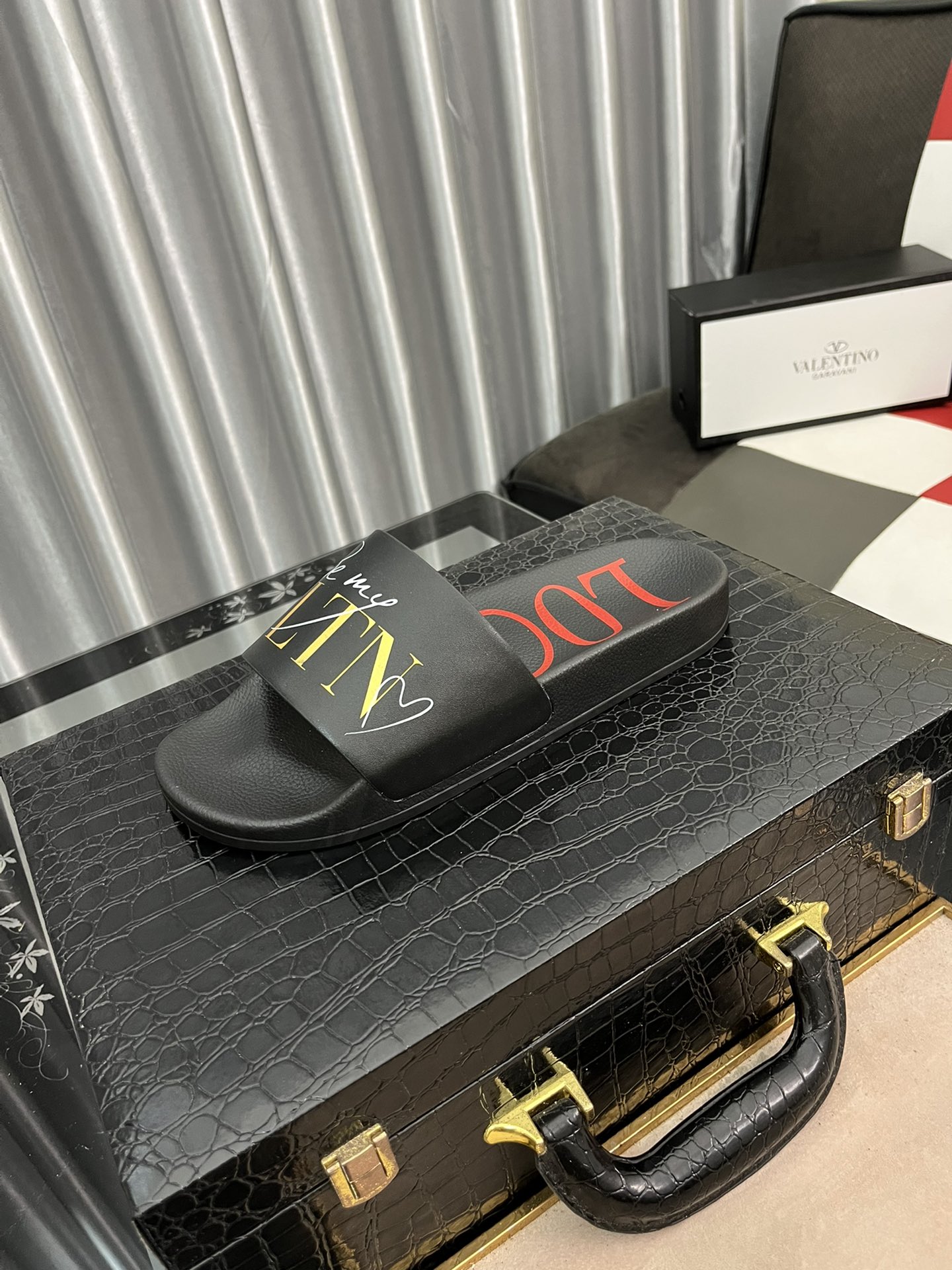 H0  👣Valn tino**👣 华伦天奴 男士凉拖鞋 原版小牛皮➕3D印花。原版橡胶大底，轻盈柔软舒适。