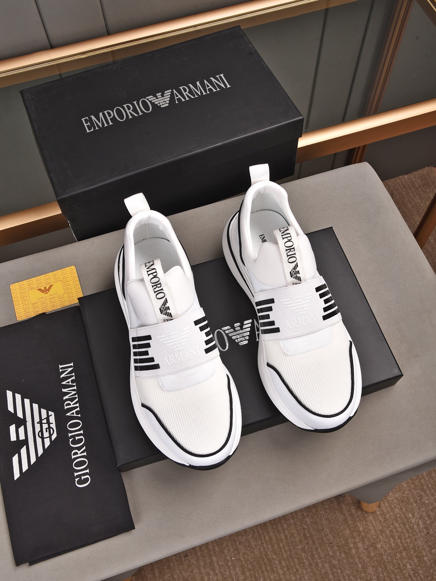 I5  Versace范思哲最新男士‮闲休‬鞋最新元素‮爆潮‬全球，官‮火网‬爆热卖，2022最新‮闲休‬鞋，原‮版版‬本，羊皮‮里内‬垫脚➕原版防‮大滑‬底，透气舒‮以适‬质量说话👄。