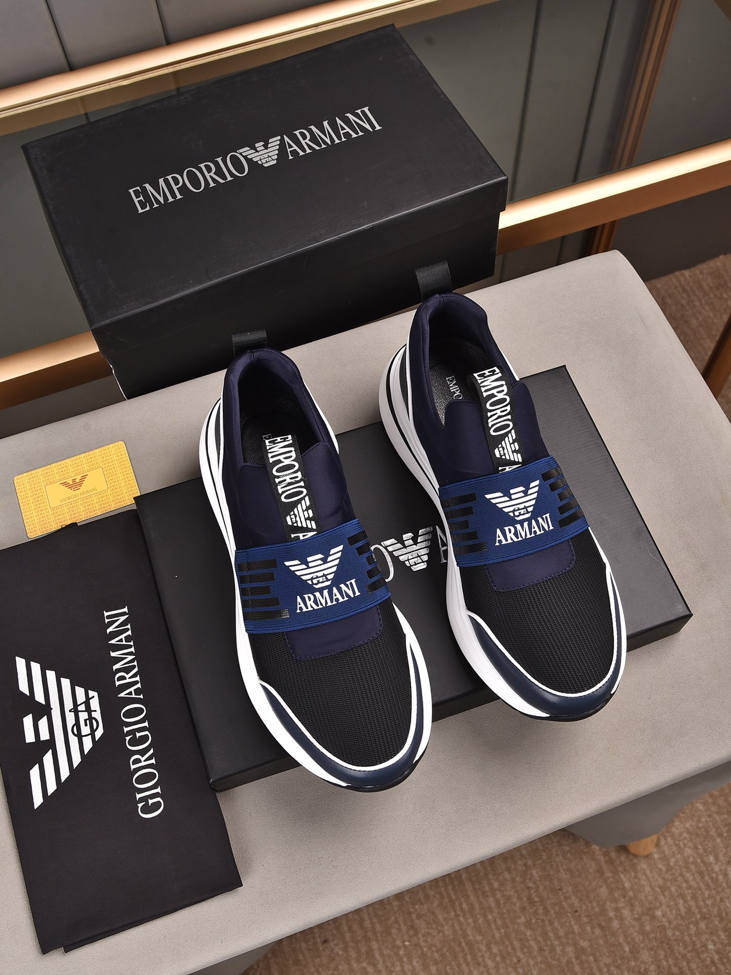 I5  Versace范思哲最新男士‮闲休‬鞋最新元素‮爆潮‬全球，官‮火网‬爆热卖，2022最新‮闲休‬鞋，原‮版版‬本，羊皮‮里内‬垫脚➕原版防‮大滑‬底，透气舒‮以适‬质量说话👄。