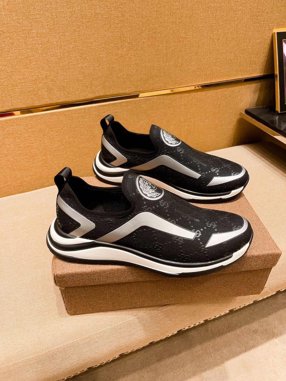 I5   范思哲 🔝  男鞋高端品牌 官网1：1最新力作：鞋面采用意大利官网原版专用科技布面料搭配  原版舒适透气内里➕原版指防滑大底制作 让行走更加便捷舒适，惊世之作，与官方的质量相比美的1：1复刻[色]打造时尚个性衬托你的与众不同潮男必备!  ，