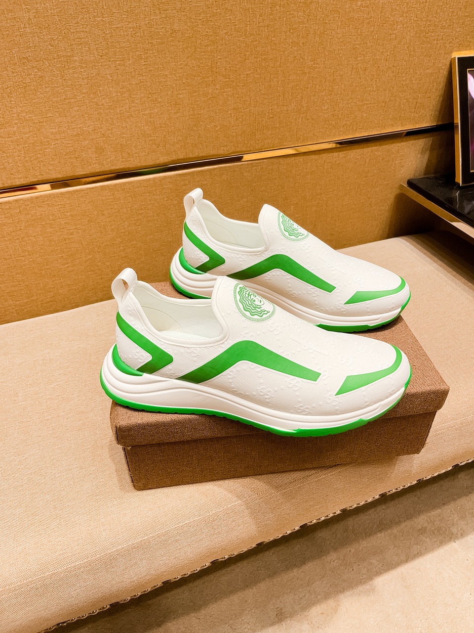 I5   范思哲 🔝  男鞋高端品牌 官网1：1最新力作：鞋面采用意大利官网原版专用科技布面料搭配  原版舒适透气内里➕原版指防滑大底制作 让行走更加便捷舒适，惊世之作，与官方的质量相比美的1：1复刻[色]打造时尚个性衬托你的与众不同潮男必备!  ，