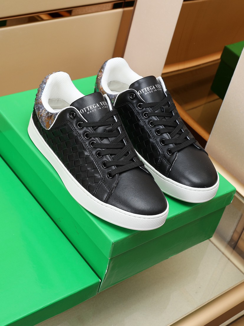 J0  Bottega Veneta  系列顶级代购🔍进口头层牛皮编织面，羊皮垫脚 网布内里环保♻️不掉色，💪鞋底：橡胶组合原厂特供原版大底⚠原厂跟单货🔍🔍可随意进出专柜，欢迎对比⚠
