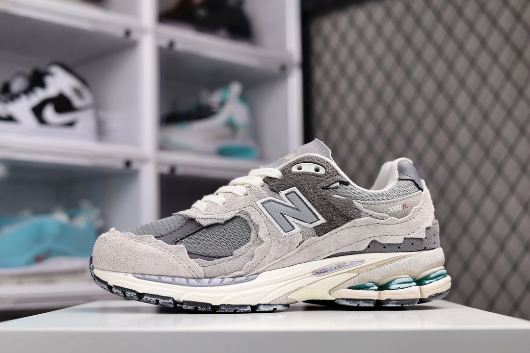 G5 NEW BALANCE M 2002 “Protection Pack” 云雨灰nb 2002复古休闲跑步鞋M 2002RDA最新出的 2002R系列，鞋款延续了经典科技，升级版N-ERGY缓震物料机能与材质 上脚太舒适了鞋面的柔软麂皮搭配尼龙网布，特别透气而且还复古感，不管是搭配牛仔裤还工装裤都是百搭776MG