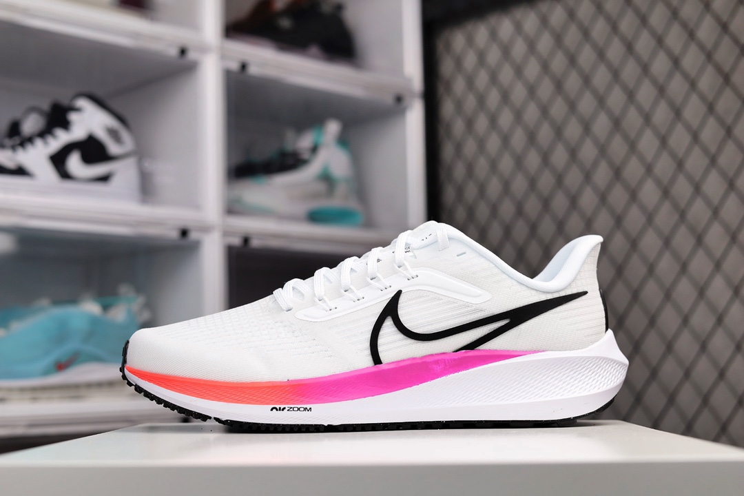 H0 耐克/ Air Zoom Pegasus 39飞马系列 国外专柜标准数据开发 OEM代工厂标准工艺 飞马系列全新一代拥有 Zoom Air 一如既往的稳定感和流畅感 鞋面采用工程网眼设计 为特定高热区域营造出色透气性 进一步增加鞋面的穿孔数量 让足部能够快速散热 中足搭配 Flywire 飞线 在高速运动时营造舒适稳定的贴合感 内置Zoon气垫加持 动力十足×663XX