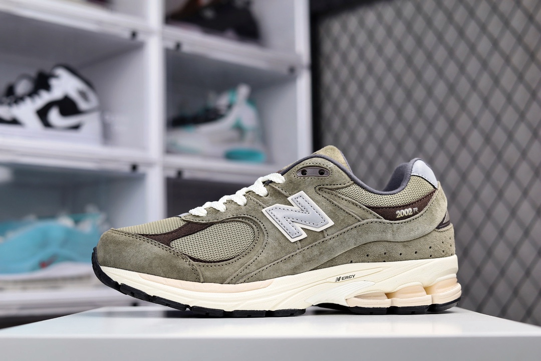 G5 原装级别 New Balance WL 2002 复古休闲跑步鞋 M 2002RHN 鞋款延续了经典科技，升级版N-ERGY缓震物料机能与材质上脚太舒适了，鞋面的柔软麂皮搭配尼龙网布，特别透气而且还复古感，不管是搭配牛仔裤还工装裤都是百搭886BD