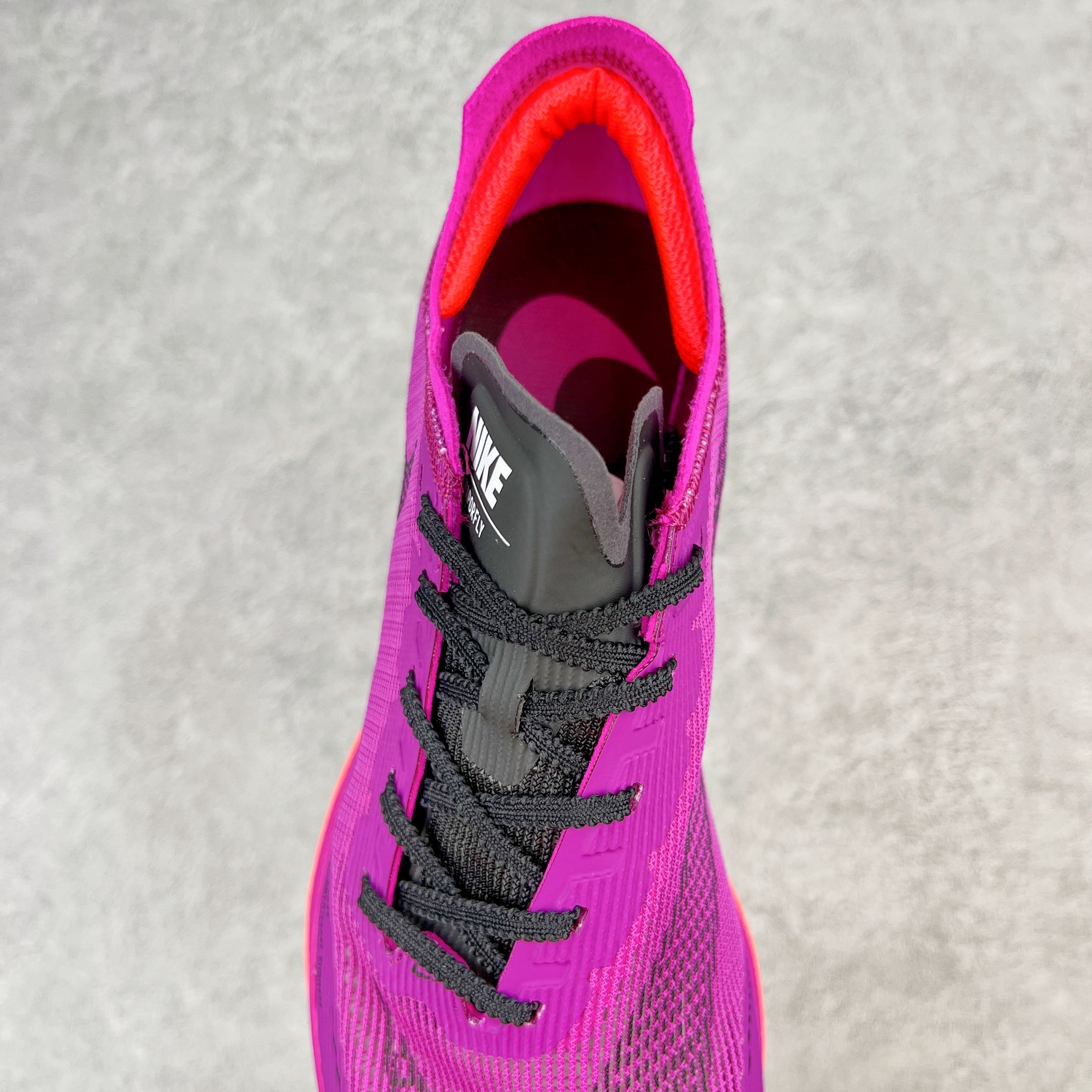 图片[5]-＃纯原福利 NK ZoomX Vaporfly Next% 马拉松二代跑鞋 细节整体升级 这款next%和上一款4%的鞋最大区的别于在鞋面面料 鞋面使用了全新 Vaporweave 科技 这种类似蝉翼的材质相比 Flyknit 更加轻薄透气 非对称的鞋带系统和泡棉护垫的加入令舒适度更高 鞋头辅以超大的 Swoosh 点缀 再配上流线型外观设计 时尚感十足 尺码：36 36.5 37.5 38 38.5 39 40 40.5 41 42 42.5 43 44 44.5 45-选品中心