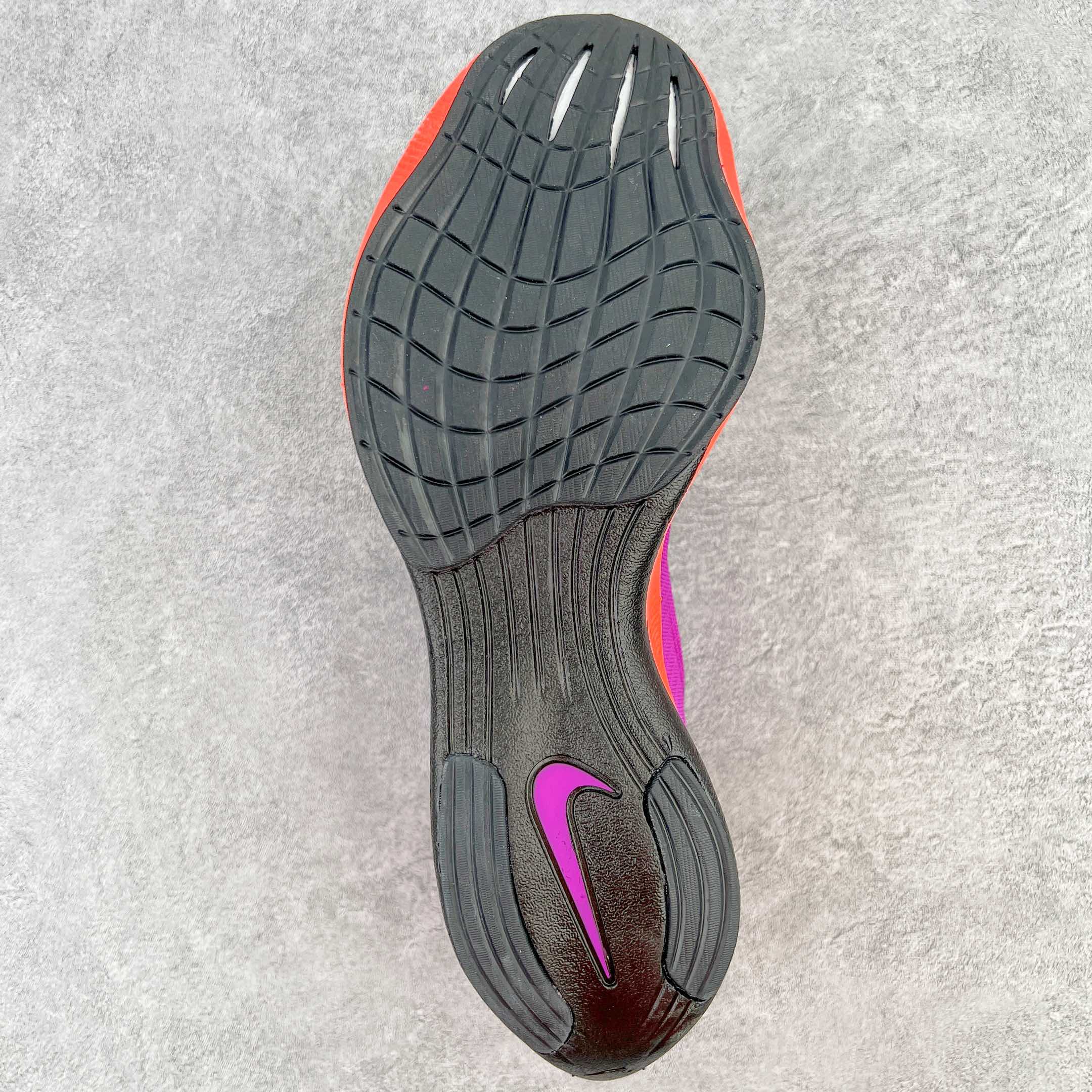图片[9]-＃纯原福利 NK ZoomX Vaporfly Next% 马拉松二代跑鞋 细节整体升级 这款next%和上一款4%的鞋最大区的别于在鞋面面料 鞋面使用了全新 Vaporweave 科技 这种类似蝉翼的材质相比 Flyknit 更加轻薄透气 非对称的鞋带系统和泡棉护垫的加入令舒适度更高 鞋头辅以超大的 Swoosh 点缀 再配上流线型外观设计 时尚感十足 尺码：36 36.5 37.5 38 38.5 39 40 40.5 41 42 42.5 43 44 44.5 45-选品中心