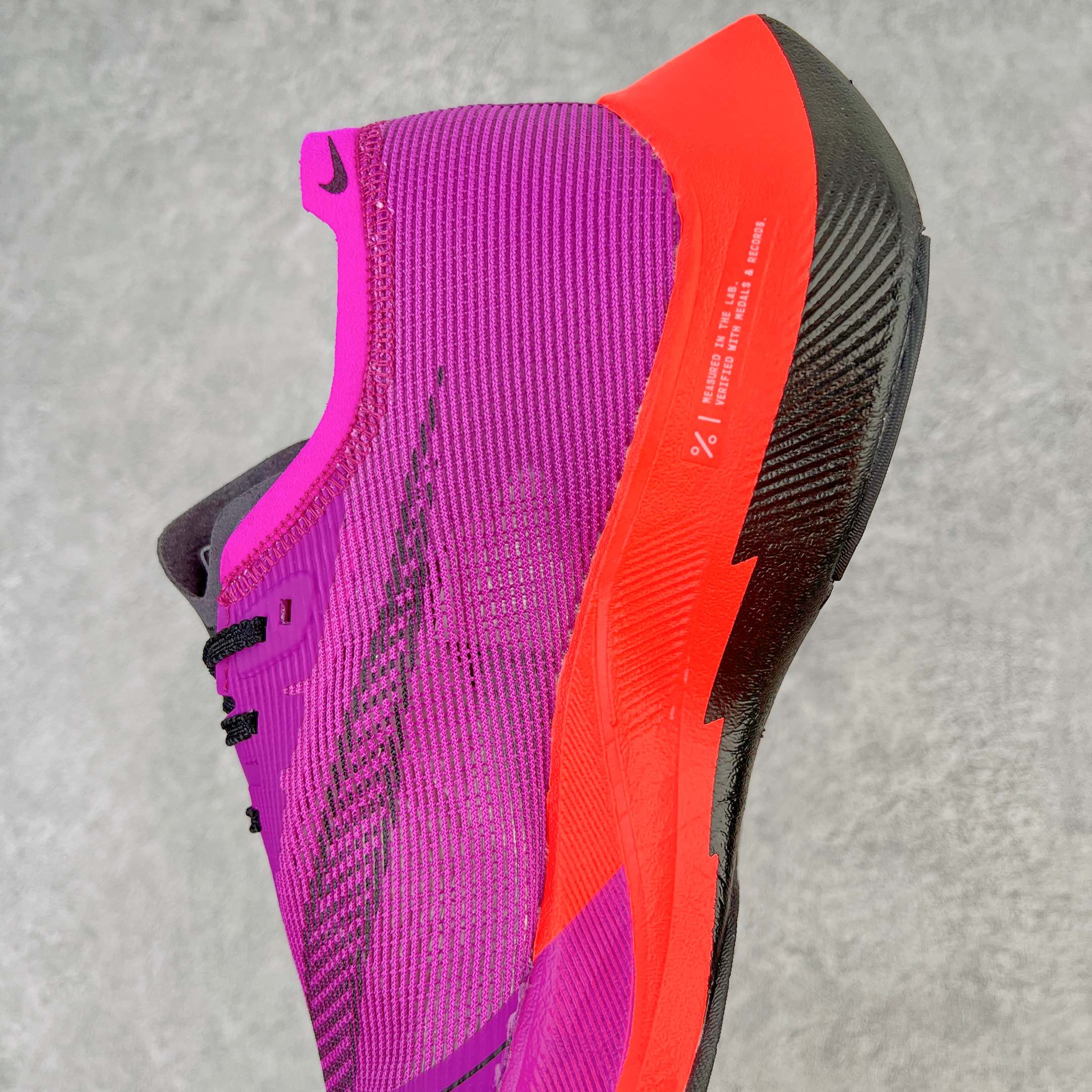 图片[7]-＃纯原福利 NK ZoomX Vaporfly Next% 马拉松二代跑鞋 细节整体升级 这款next%和上一款4%的鞋最大区的别于在鞋面面料 鞋面使用了全新 Vaporweave 科技 这种类似蝉翼的材质相比 Flyknit 更加轻薄透气 非对称的鞋带系统和泡棉护垫的加入令舒适度更高 鞋头辅以超大的 Swoosh 点缀 再配上流线型外观设计 时尚感十足 尺码：36 36.5 37.5 38 38.5 39 40 40.5 41 42 42.5 43 44 44.5 45-选品中心