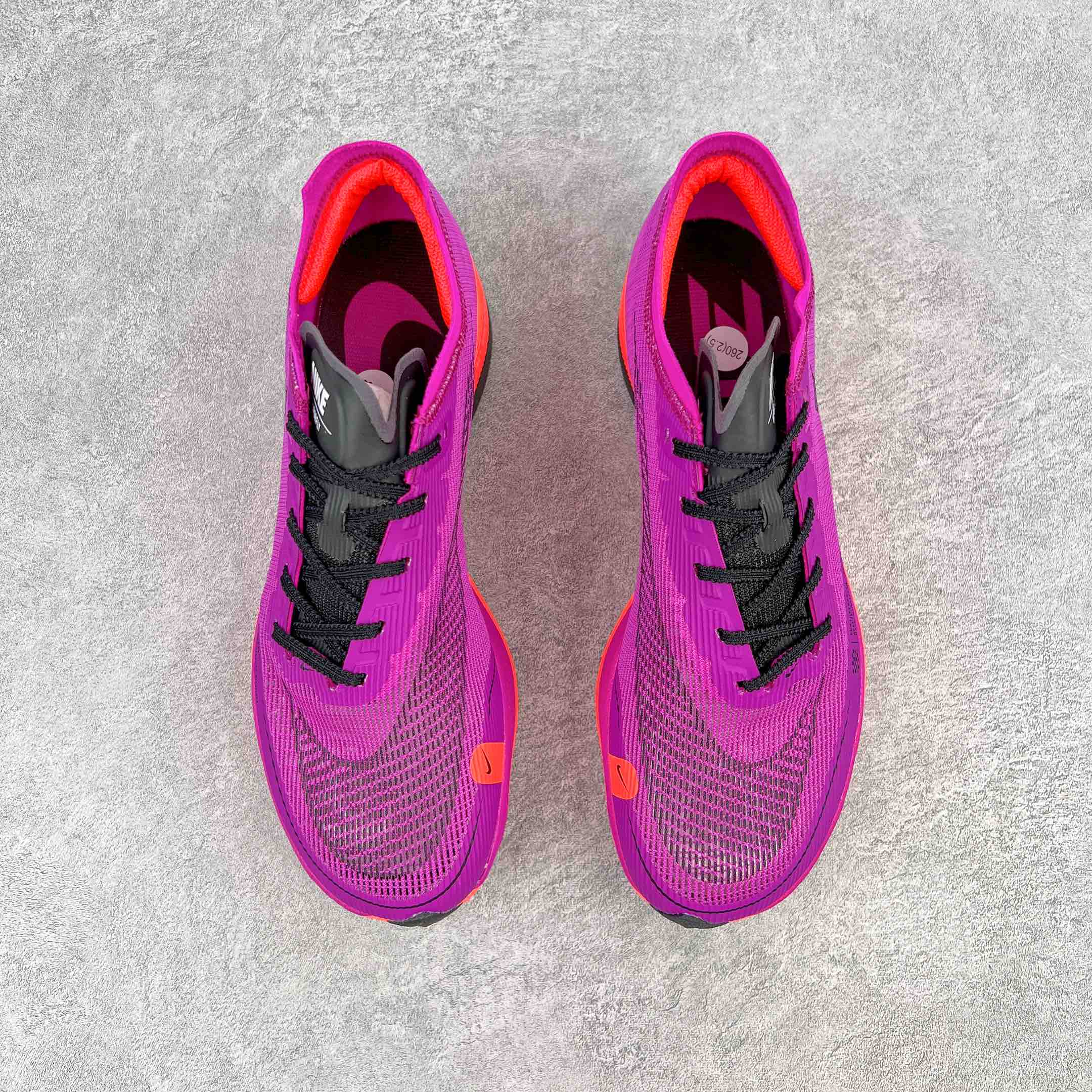 图片[2]-＃纯原福利 NK ZoomX Vaporfly Next% 马拉松二代跑鞋 细节整体升级 这款next%和上一款4%的鞋最大区的别于在鞋面面料 鞋面使用了全新 Vaporweave 科技 这种类似蝉翼的材质相比 Flyknit 更加轻薄透气 非对称的鞋带系统和泡棉护垫的加入令舒适度更高 鞋头辅以超大的 Swoosh 点缀 再配上流线型外观设计 时尚感十足 尺码：36 36.5 37.5 38 38.5 39 40 40.5 41 42 42.5 43 44 44.5 45-选品中心