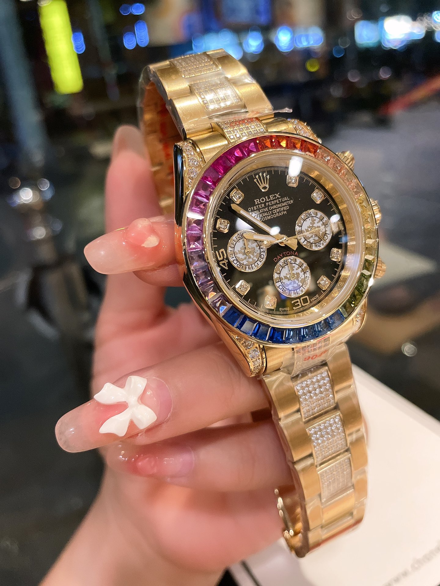 全新 劳力士 Rolex 迪通拿彩虹款。型号：116599RBOW-116598RBOW-116595RBOW.彩虹迪通拿一表难求镶嵌根据原厂颜色渐变过渡最协调的36颗宝石进行优化处理，高度、角度一致，折射效果非常漂亮。字面每个计时盘为光线的不同而发生折射，色泽鲜艳亮丽，独一无二。搭载进口石英机芯 分别有星期 月份 24小时显示Rolex钢实心链节蚝式易调节表带，抛光打磨精湛细腻。
