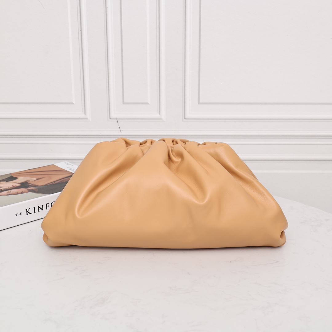 Cloud Bag Clutch Flat Grain Almond