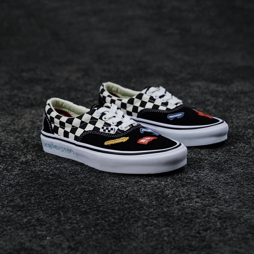 G0 Vans Skate Era 小太阳花刺绣棋盘格永远经典棋盘格超级百搭Vans Pro系列 联名Skate 减震鞋垫满足日常和运动所需小太阳花刺绣真的是好看 太夏天了搭配各种小图案刺绣布贴后跟鞋垫绿色配色 给人眼前一亮的感觉个人觉得十分nice，不管从颜值还是整体感觉，都觉得不错，很适合出街 赶紧入手吧官方