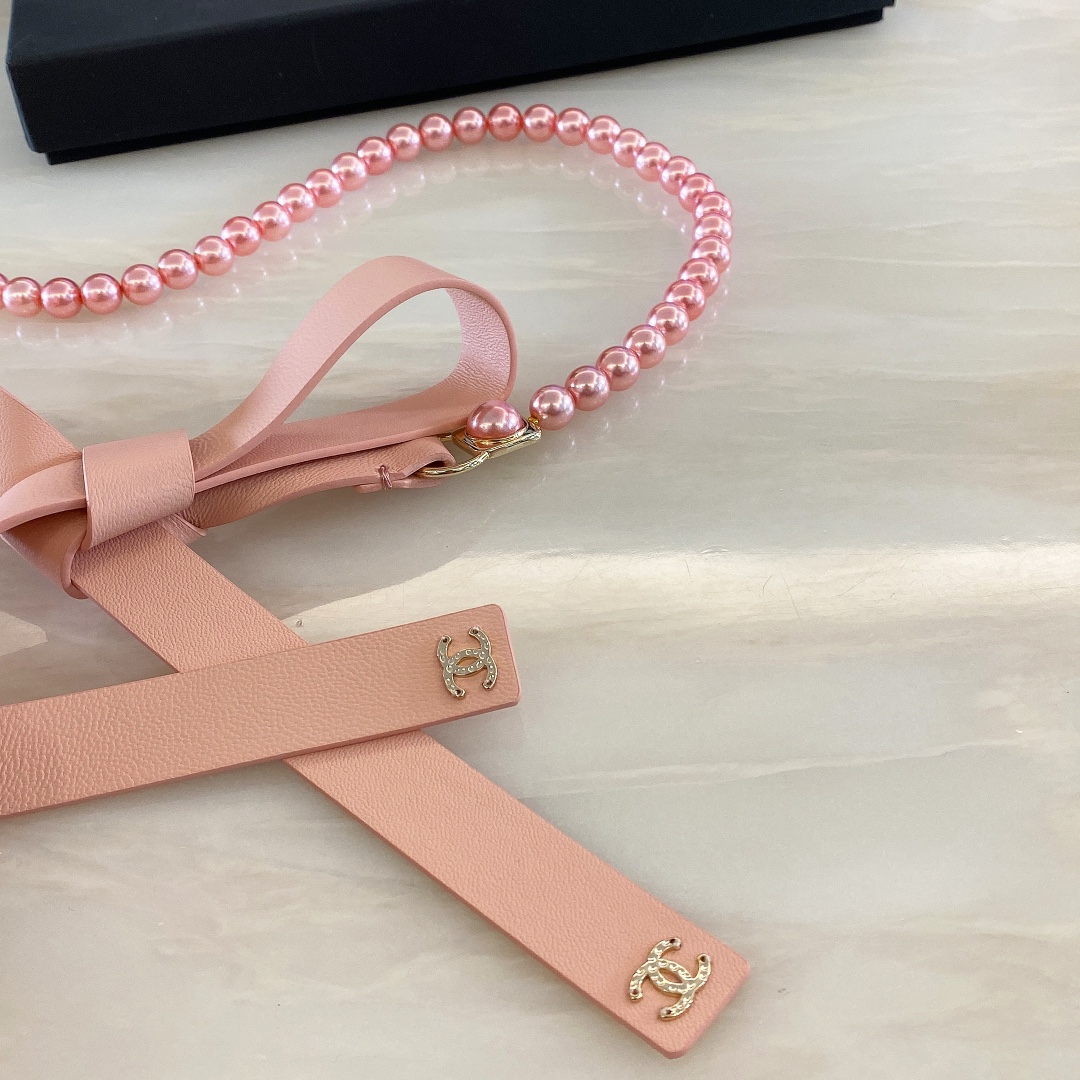 - Chanel💥小羊皮 琉璃珍珠与金色金属黑 与珍珠白  *cc字母logo与正品一致. 纹理细腻*
