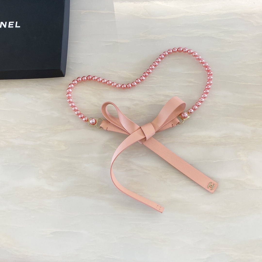 - Chanel💥小羊皮 琉璃珍珠与金色金属黑 与珍珠白  *cc字母logo与正品一致. 纹理细腻*