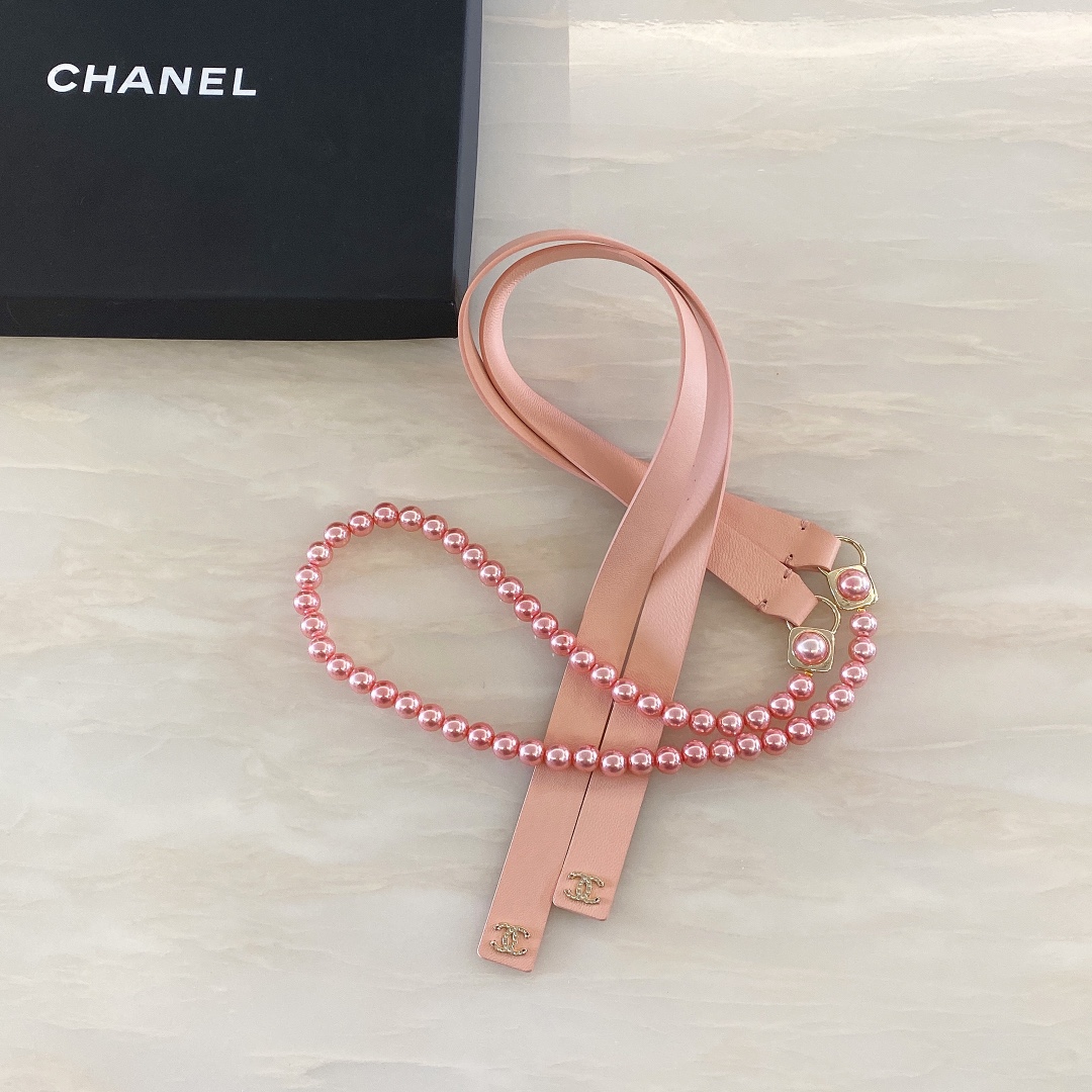 - Chanel💥小羊皮 琉璃珍珠与金色金属黑 与珍珠白  *cc字母logo与正品一致. 纹理细腻*