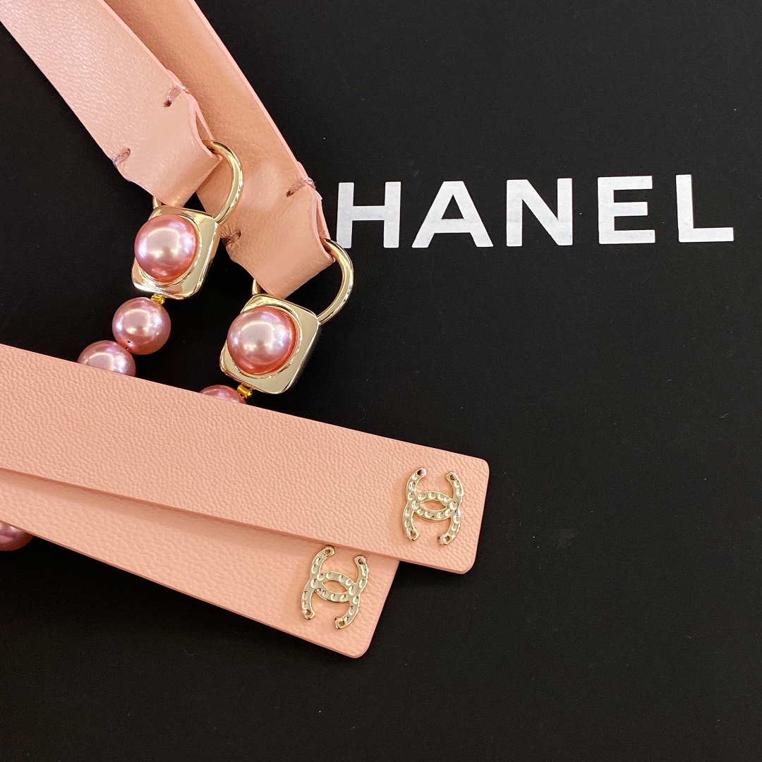 - Chanel💥小羊皮 琉璃珍珠与金色金属黑 与珍珠白  *cc字母logo与正品一致. 纹理细腻*