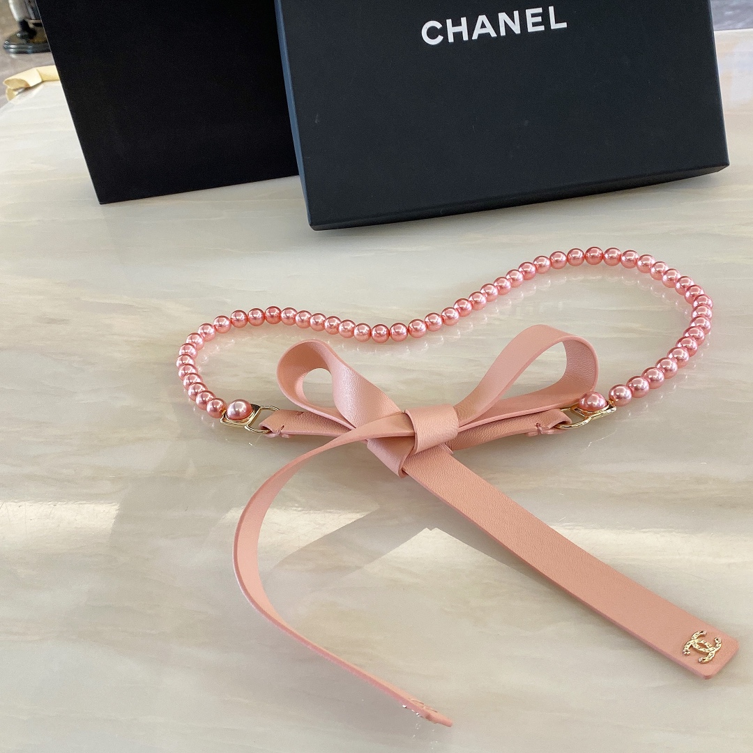 - Chanel💥小羊皮 琉璃珍珠与金色金属黑 与珍珠白  *cc字母logo与正品一致. 纹理细腻*