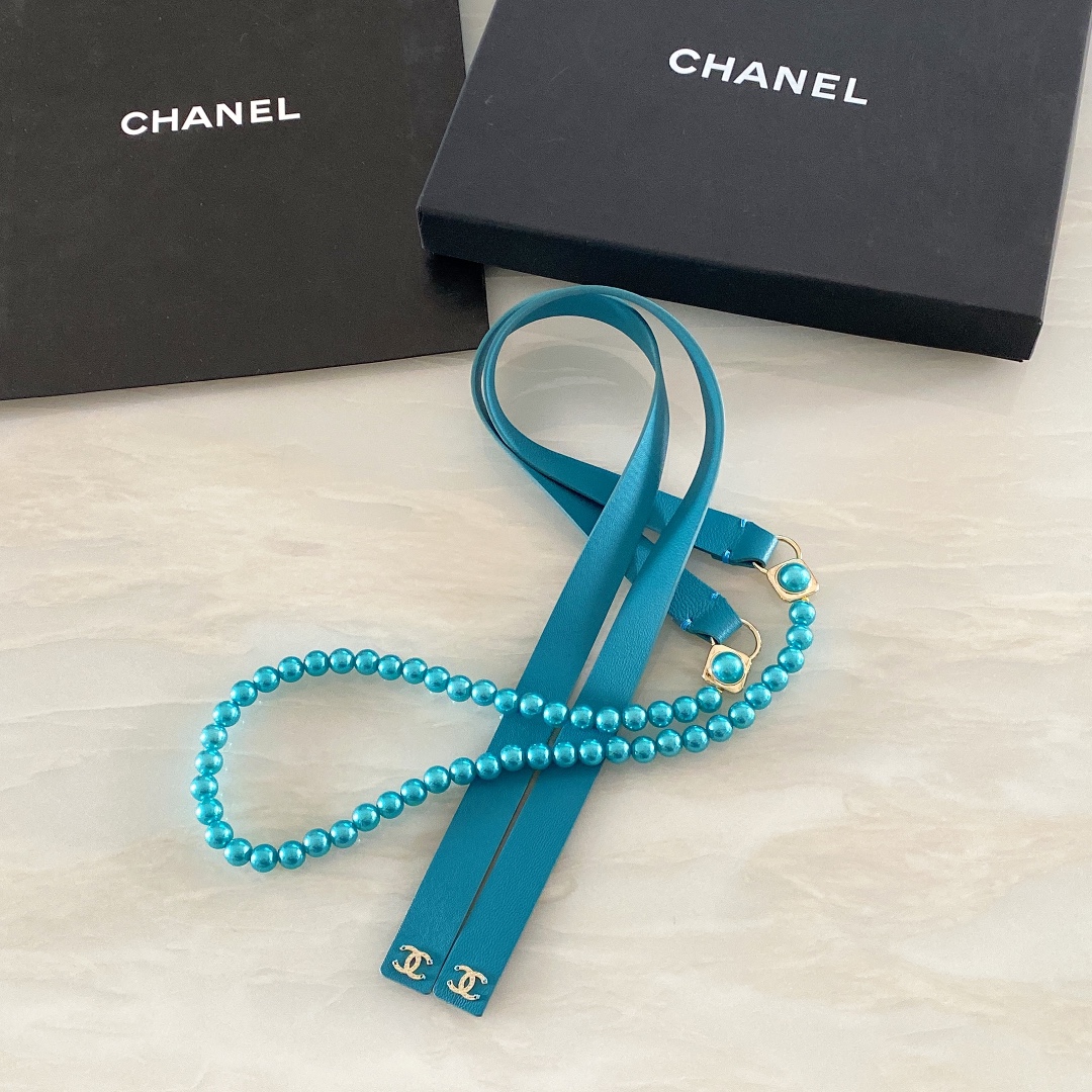 - Chanel💥小羊皮 琉璃珍珠与金色金属黑 与珍珠白  *cc字母logo与正品一致. 纹理细腻*