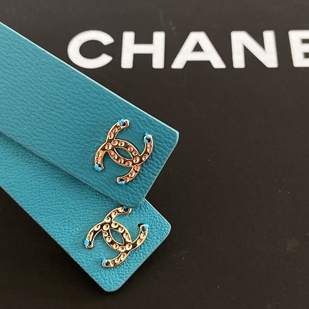 - Chanel💥小羊皮 琉璃珍珠与金色金属黑 与珍珠白  *cc字母logo与正品一致. 纹理细腻*