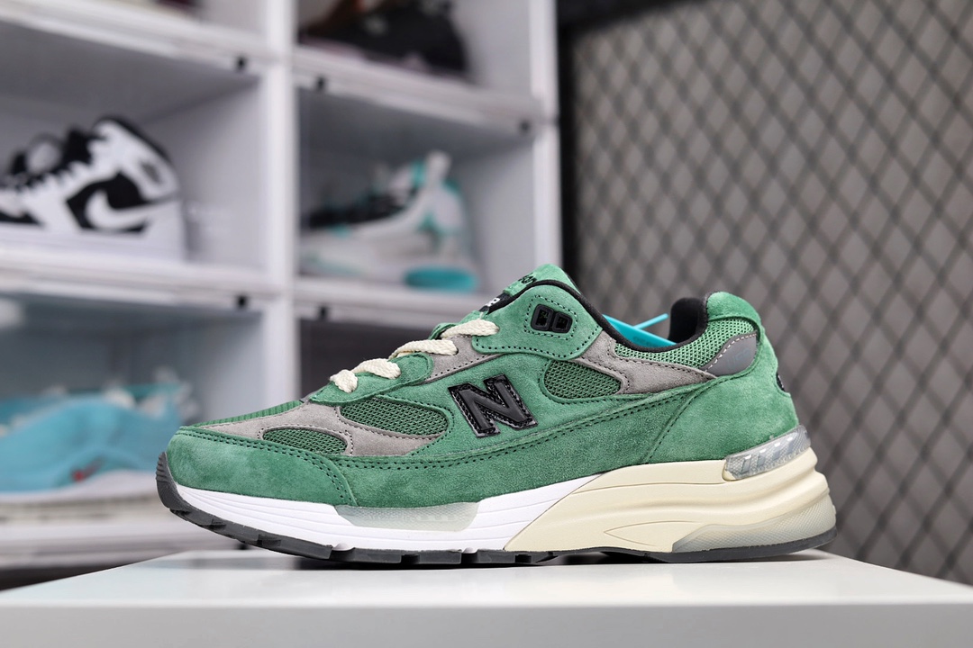 G5 原装版男女鞋真标半码制升级原楦原装纸版开发版型采用台产猪巴革及透气网眼材质升级正确原装6层组合底模精密开发搭载全新碳素中底后跟透明TPU水晶装饰条稳固十四年后首次复刻，经典鞋型珍贵传统Justin Saunders主理的加拿大品牌JJJJound x New Balance新百伦NB Made in USA M992系列美产血统经典复古休闲运动百搭老爹跑步鞋“森林绿黑”663BD