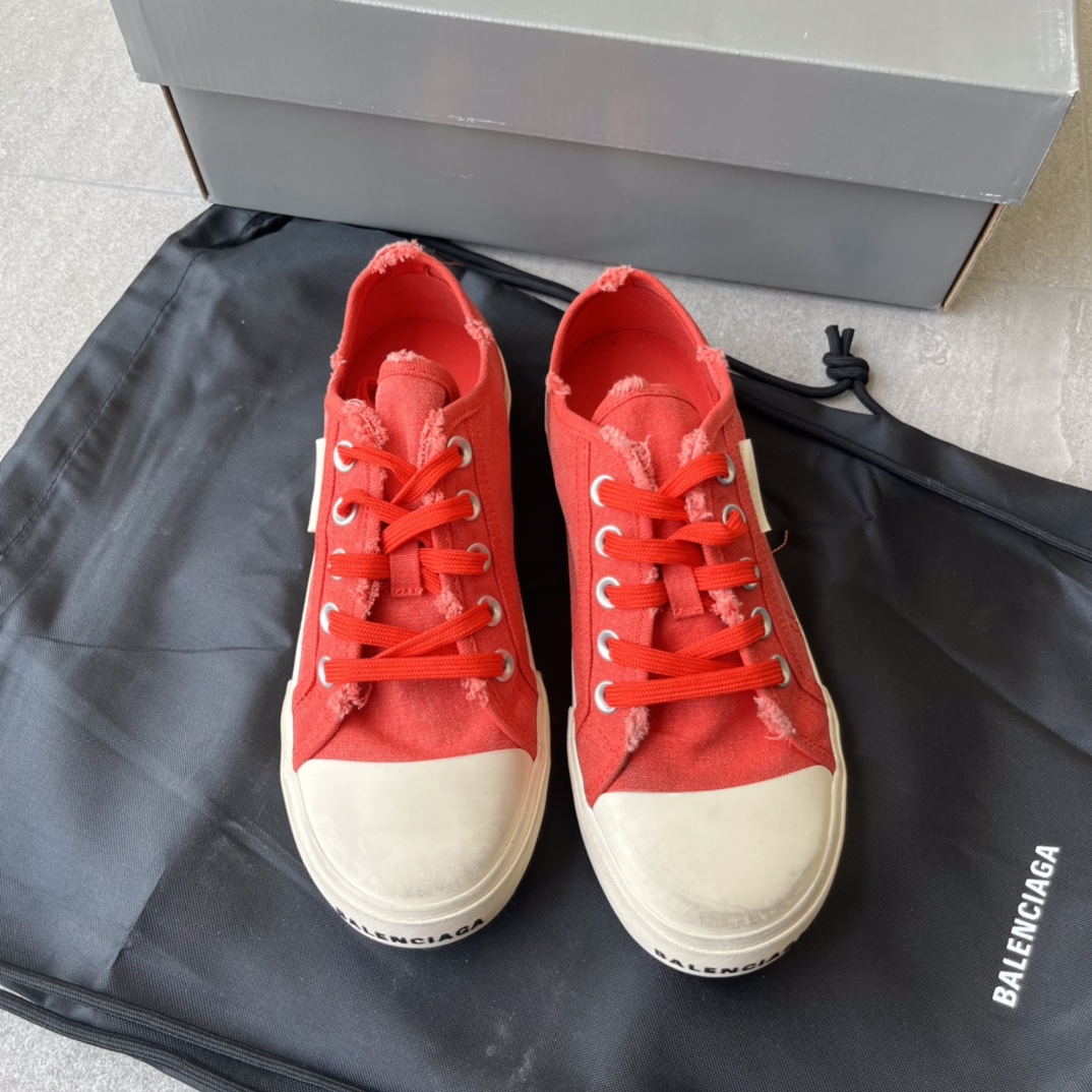 NO:408374,Top BALENCIAGA Balenciaga 22 summer new product PARIS wear and aging effect casual red canvas shoes 8-hole strap upper back floating size toe edge printed with BALENCIAGA brand logo printed with 100% restored official configuration from inside to outside Top 100% special version size 36 37 38 39 40 41 42 43 44 45 46 (a size larger), casual shoes/sports shoes, balenciaga, balenciaga, sneakers19860909顶级BALENCIAGA巴黎世家22夏季新品PARIS磨损做旧效果休闲红色帆布鞋 8孔绑带鞋面背面浮印尺码鞋头边缘印有BALENCIAGA品牌标识大盒从里到外一切百分百还原官方配置 顶级专供碾压一切版本码数36 37 38 39 40 41 42 43 44 45 46（偏大一个码）,休闲鞋/运动鞋,balenciaga,balenciaga,sneakers,Women's Shoes