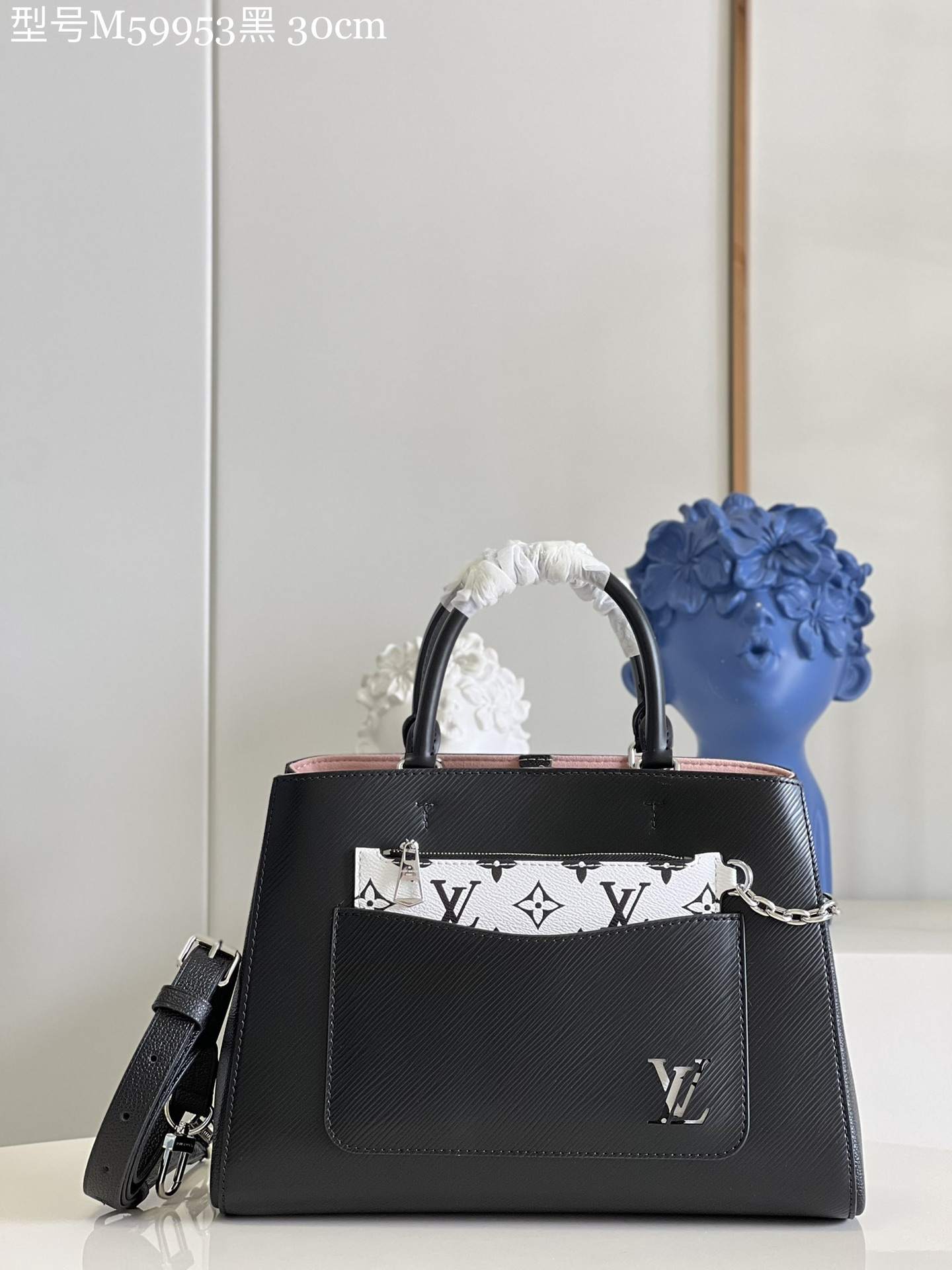 NO:398633,【Exclusive real shot of M59953 black】M59954 Marelle Tote medium handbag outlines smooth lines with Epi grain leather, continuing iconic elements such as removable Monogram pocket, hollow LV logo and Toron handle, providing flexible choice for urban life. Removable shoulder straps free hands and easily cross-body. Detailed features 30 x 21 x 13 cm (length x height x width) P.900, LV [original leather], louis vuitton19860909【独家实拍M59953黑】M59954 Marelle Tote 中号手袋以 Epi 粒面皮革勾勒流畅线条,延续可拆卸 Monogram 口袋、镂空 LV 标识和 Toron 手柄等标志性元素,为都市生活提供灵活之选.可拆卸肩带解放双手,轻松斜挎.详细特征30 x 21 x 13 厘米 (长度 x 高 x 宽)P.900,LV【原厂皮】,louis vuitton,Bag
