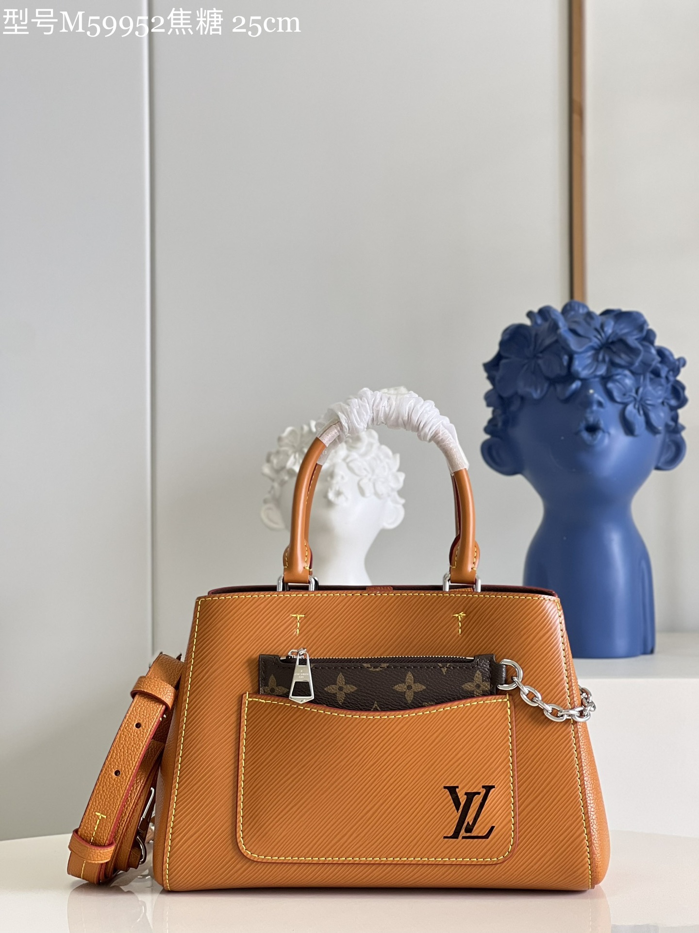 NO:398642,【Exclusive real photo M59952 caramel】Marelle Tote BB handbag is made of Epi grain leather, with hollow LV logo and Monogram pattern of the removable zipper front pocket to reveal brand elements. The Toron handle and shoulder strap are easy to shoulder or crossbody, suitable for commuting and vacation. Detailed features 25 x 17 x 11 cm (length x height x width) P.850, LV [original leather], louis vuitton19860909【独家实拍M59952焦糖】Marelle Tote BB 手袋取材 Epi 粒面皮革,以镂空 LV 标识和可拆卸拉链前袋的 Monogram 图案跃现品牌元素.Toron 手柄和肩带便于肩背或斜挎,通勤度假皆宜.详细特征25 x 17 x 11 厘米 (长度 x 高 x 宽)P.850,LV【原厂皮】,louis vuitton,Bag