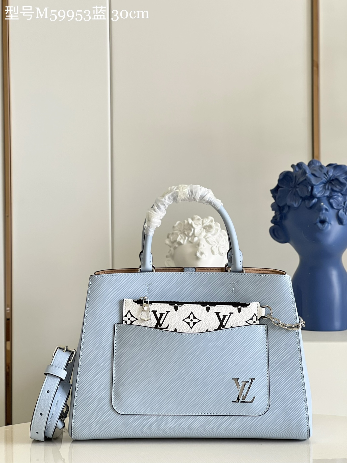 NO:398645,【Exclusive real photo M59953 blue】 Marelle Tote medium handbag outlines smooth lines with Epi grain leather, continuing iconic elements such as detachable Monogram pocket, hollow LV logo and Toron handle, providing flexible choices for urban life. Removable shoulder straps free hands and easily cross-body. Detailed features 30 x 21 x 13 cm (length x height x width) P.900, LV [original leather], louis vuitton19860909【独家实拍M59953蓝】 Marelle Tote 中号手袋以 Epi 粒面皮革勾勒流畅线条,延续可拆卸 Monogram 口袋、镂空 LV 标识和 Toron 手柄等标志性元素,为都市生活提供灵活之选.可拆卸肩带解放双手,轻松斜挎.详细特征30 x 21 x 13 厘米 (长度 x 高 x 宽)P.900,LV【原厂皮】,louis vuitton,Bag