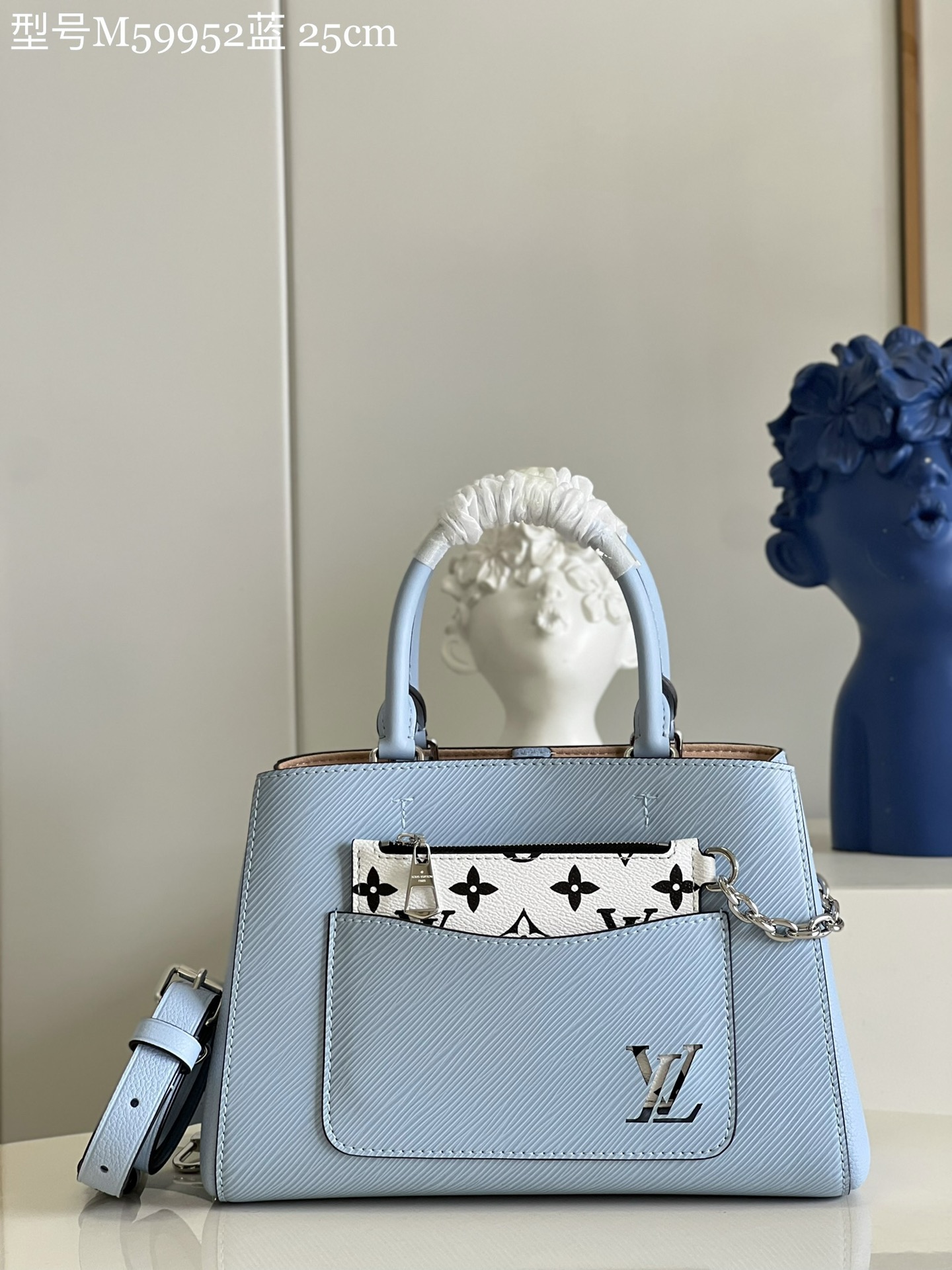 NO:398648,【Exclusive real photo M59952 blue】M59950 Marelle Tote BB handbag is made of Epi grain leather, with hollow LV logo and Monogram pattern on the front pocket of the removable zipper to reveal the brand elements. The Toron handle and shoulder strap are easy to shoulder or crossbody, suitable for commuting and vacation. Detailed features 25 x 17 x 11 cm (length x height x width) P.850, LV [original leather], louis vuitton19860909【独家实拍M59952蓝】M59950 Marelle Tote BB 手袋取材 Epi 粒面皮革,以镂空 LV 标识和可拆卸拉链前袋的 Monogram 图案跃现品牌元素.Toron 手柄和肩带便于肩背或斜挎,通勤度假皆宜.详细特征25 x 17 x 11 厘米 (长度 x 高 x 宽)P.850,LV【原厂皮】,louis vuitton,Bag