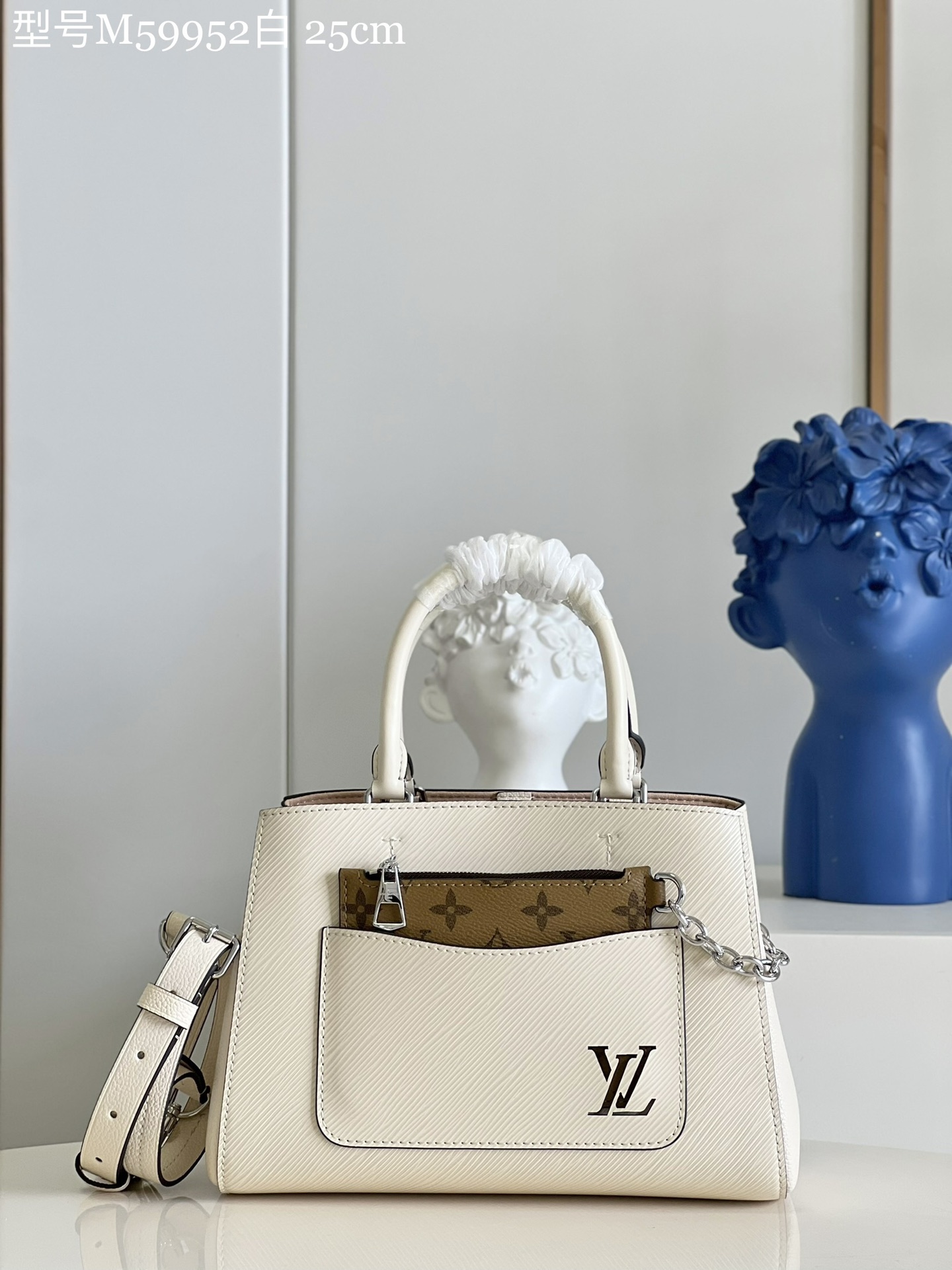 NO:398625,【Exclusive real photo M59952 white】M20520 Marelle Tote BB handbag is made of Epi grain leather, with hollow LV logo and Monogram pattern on the front pocket of the removable zipper to reveal the brand elements. The Toron handle and shoulder strap are easy to shoulder or crossbody, suitable for commuting and vacation. Detailed features 25 x 17 x 11 cm (length x height x width) P.850, LV [original leather], louis vuitton19860909【独家实拍M59952白】M20520 Marelle Tote BB 手袋取材 Epi 粒面皮革,以镂空 LV 标识和可拆卸拉链前袋的 Monogram 图案跃现品牌元素.Toron 手柄和肩带便于肩背或斜挎,通勤度假皆宜.详细特征25 x 17 x 11 厘米 (长度 x 高 x 宽)P.850,LV【原厂皮】,louis vuitton,Bag