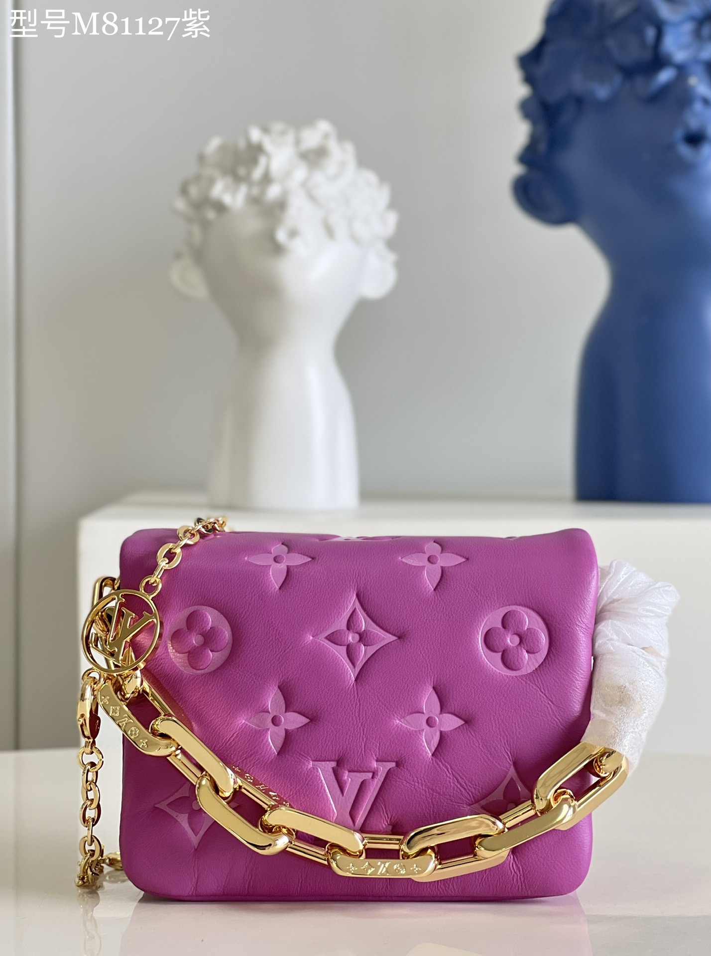 NO:398628,【Exclusive real shot M81127 purple】Beltbag Coussin Bag is part of the Louis Vuitton cruise lineup. It is made of very soft sheepskin with symbolic letter combinations to create a padding effect. This elegant model can be worn on the hands with thick gold chains or on the shoulders with the longest and thinnest chains. Size 13 x 11 x 6 cm T., LV 【Original leather】, louis vuitton, louis vuitton, sheepskin19860909【独家实拍M81127紫】Beltbag Coussin Bag是路易威登邮轮系列的一部分.它由非常柔软的羊皮制成,带有象征性的字母组合图案,以创造衬垫效果.这种优雅的型号可以与厚厚的金链一起戴在手上,也可以通过最长、最薄的链子戴在肩上.尺寸13 x 11 x 6 cm T.,LV【原厂皮】,louis vuitton,louis vuitton,sheepskin,Bag