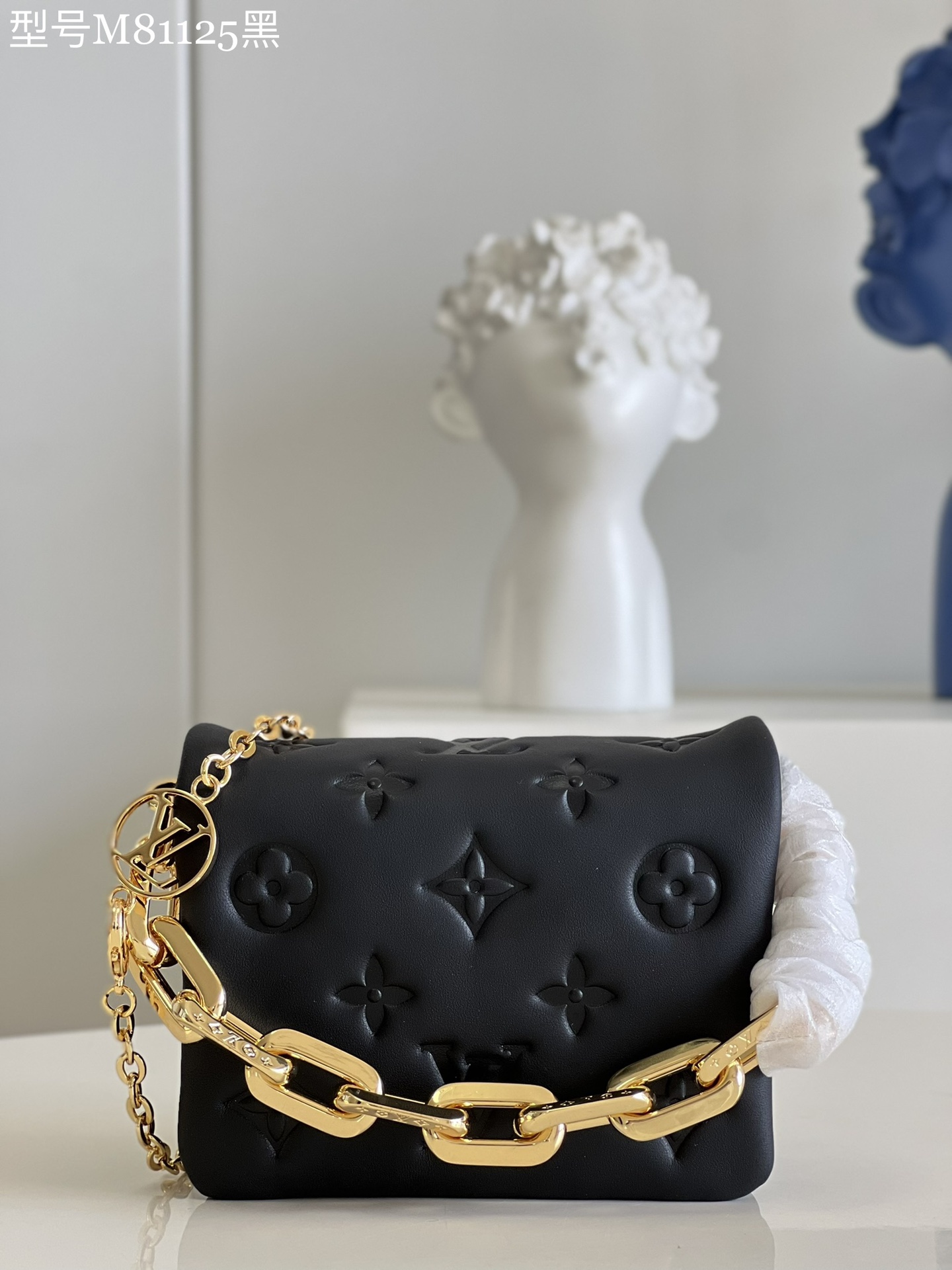 NO:398631,【Exclusive real shot M81125 black】Beltbag Coussin Bag is part of the Louis Vuitton cruise lineup. It is made of very soft sheepskin with symbolic letter combinations to create a padding effect. This elegant model can be worn on the hands with thick gold chains or on the shoulders with the longest and thinnest chains. Size 13 x 11 x 6 cm T., LV 【Original leather】, louis vuitton, louis vuitton, sheepskin19860909【独家实拍M81125黑】Beltbag Coussin Bag是路易威登邮轮系列的一部分.它由非常柔软的羊皮制成,带有象征性的字母组合图案,以创造衬垫效果.这种优雅的型号可以与厚厚的金链一起戴在手上,也可以通过最长、最薄的链子戴在肩上.尺寸13 x 11 x 6 cm T.,LV【原厂皮】,louis vuitton,louis vuitton,sheepskin,Bag