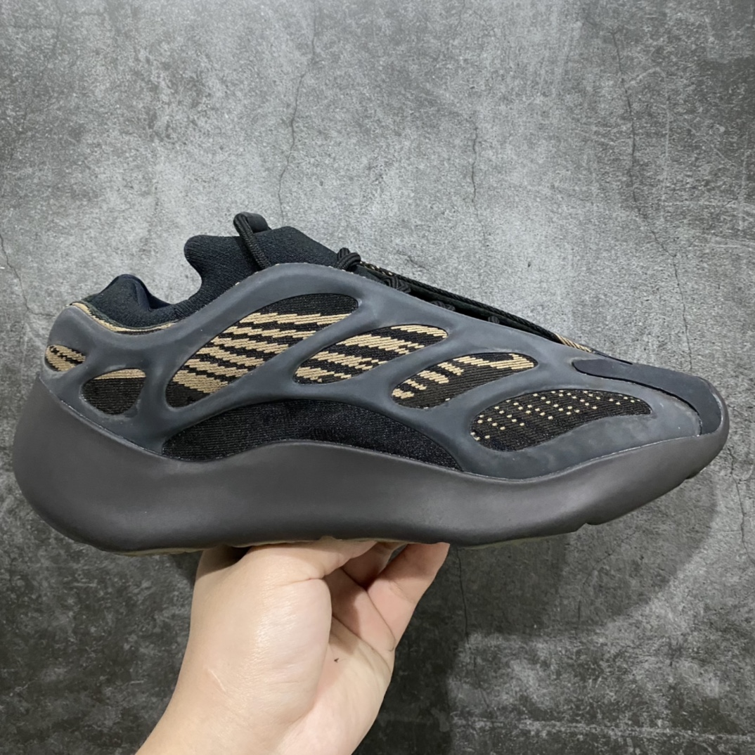 LW老汪版本Yeezy700v3黑铜GY0189 随着G5的倒闭 其他版本陆续清货 老汪版的异形已经是目前市售最高版本了 实拍如下 不解释细节了,终端供货 尺码:36-47-选品中心