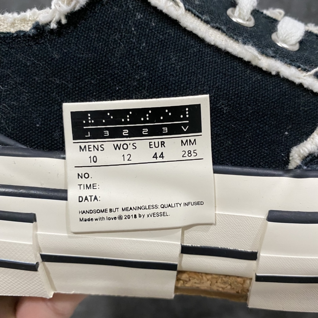 图片[9]-终端 东莞纯原 大厂出品 目前为止唯一纯原级别 吴建豪个人新锐品牌xVESSEL G.O.P. Low解构重叠厚底软木低帮百搭增高帆布硫化板鞋“黑米白流苏”F19X001支持扫码防伪标签特殊效果#支持NFC网页编码识别#✅ 升级厚实木塞内底#纯手工贴合多重围条硫化工艺#正确渐变效果原盒包装物#采用12蛊司厚实舒适帆布面料#流苏做旧复古效果❗️余文乐 蔡徐坤助攻款式 尺码：35 36 37 38 39 40 41 42 43 44 45-选品中心