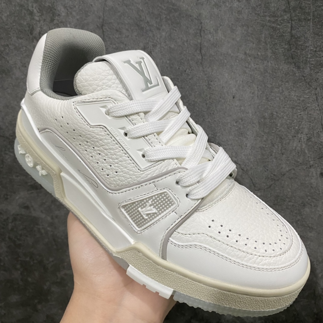 图片[4]-莞产最强版 市场唯一正确版 LV Trainer白水泥女鞋 注意白水泥女鞋三孔 男鞋四孔 市场货基本全错 独家正确版本首家出货💪🏻 广州顶级版本 细节实拍如下所见即所得 非莆田档口货 可随意对比细节鞋型 无需过多文案描述 所有细节均可对标正品 原厂鞋舌尺码标 正确烫金字体 鞋舌厚度柔软度同步正品 原厂织麦标 一针一线纹路均同步正品 原厂刺绣立体饱满同步正品 原厂烫金手写logo 立体饱满有光泽 原厂皮料荔枝纹同步原鞋 原厂数据 字体粗细 大小光泽度同步正品 原厂空胶工艺 并非开胶同步正品 原厂中底布 logo清晰 尺码：36-45-选品中心