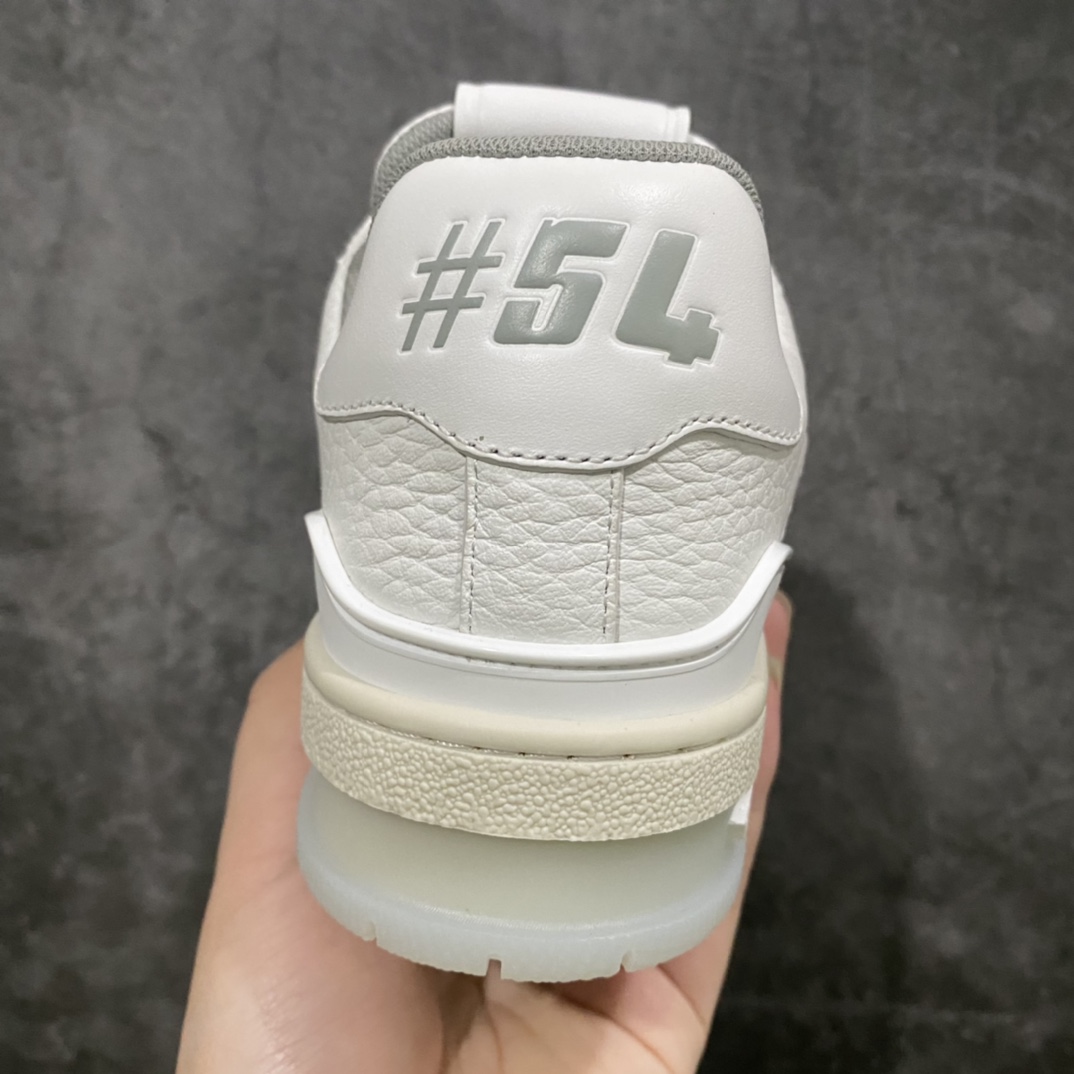 图片[3]-莞产最强版 市场唯一正确版 LV Trainer白水泥女鞋 注意白水泥女鞋三孔 男鞋四孔 市场货基本全错 独家正确版本首家出货💪🏻 广州顶级版本 细节实拍如下所见即所得 非莆田档口货 可随意对比细节鞋型 无需过多文案描述 所有细节均可对标正品 原厂鞋舌尺码标 正确烫金字体 鞋舌厚度柔软度同步正品 原厂织麦标 一针一线纹路均同步正品 原厂刺绣立体饱满同步正品 原厂烫金手写logo 立体饱满有光泽 原厂皮料荔枝纹同步原鞋 原厂数据 字体粗细 大小光泽度同步正品 原厂空胶工艺 并非开胶同步正品 原厂中底布 logo清晰 尺码：36-45-选品中心