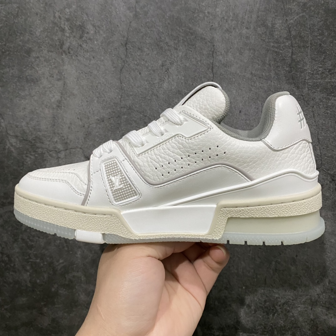 图片[2]-莞产最强版 市场唯一正确版 LV Trainer白水泥女鞋 注意白水泥女鞋三孔 男鞋四孔 市场货基本全错 独家正确版本首家出货💪🏻 广州顶级版本 细节实拍如下所见即所得 非莆田档口货 可随意对比细节鞋型 无需过多文案描述 所有细节均可对标正品 原厂鞋舌尺码标 正确烫金字体 鞋舌厚度柔软度同步正品 原厂织麦标 一针一线纹路均同步正品 原厂刺绣立体饱满同步正品 原厂烫金手写logo 立体饱满有光泽 原厂皮料荔枝纹同步原鞋 原厂数据 字体粗细 大小光泽度同步正品 原厂空胶工艺 并非开胶同步正品 原厂中底布 logo清晰 尺码：36-45-选品中心