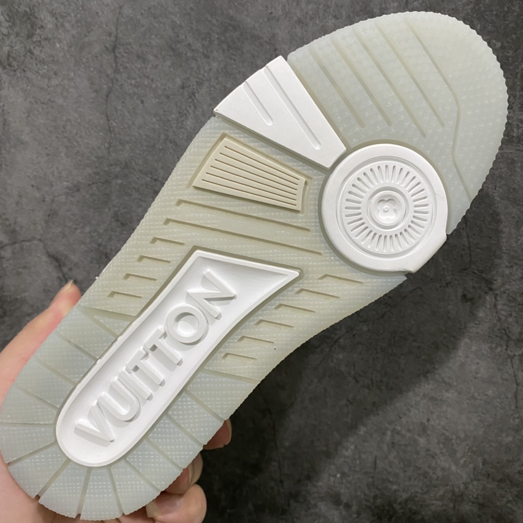 图片[8]-莞产最强版 市场唯一正确版 LV Trainer白水泥女鞋 注意白水泥女鞋三孔 男鞋四孔 市场货基本全错 独家正确版本首家出货💪🏻 广州顶级版本 细节实拍如下所见即所得 非莆田档口货 可随意对比细节鞋型 无需过多文案描述 所有细节均可对标正品 原厂鞋舌尺码标 正确烫金字体 鞋舌厚度柔软度同步正品 原厂织麦标 一针一线纹路均同步正品 原厂刺绣立体饱满同步正品 原厂烫金手写logo 立体饱满有光泽 原厂皮料荔枝纹同步原鞋 原厂数据 字体粗细 大小光泽度同步正品 原厂空胶工艺 并非开胶同步正品 原厂中底布 logo清晰 尺码：36-45-选品中心