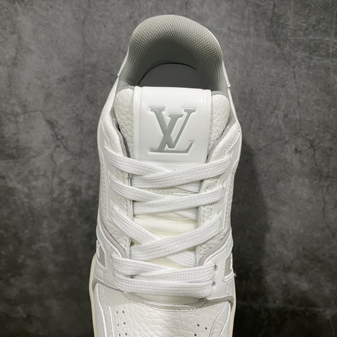 图片[6]-莞产最强版 市场唯一正确版 LV Trainer白水泥女鞋 注意白水泥女鞋三孔 男鞋四孔 市场货基本全错 独家正确版本首家出货💪🏻 广州顶级版本 细节实拍如下所见即所得 非莆田档口货 可随意对比细节鞋型 无需过多文案描述 所有细节均可对标正品 原厂鞋舌尺码标 正确烫金字体 鞋舌厚度柔软度同步正品 原厂织麦标 一针一线纹路均同步正品 原厂刺绣立体饱满同步正品 原厂烫金手写logo 立体饱满有光泽 原厂皮料荔枝纹同步原鞋 原厂数据 字体粗细 大小光泽度同步正品 原厂空胶工艺 并非开胶同步正品 原厂中底布 logo清晰 尺码：36-45-选品中心