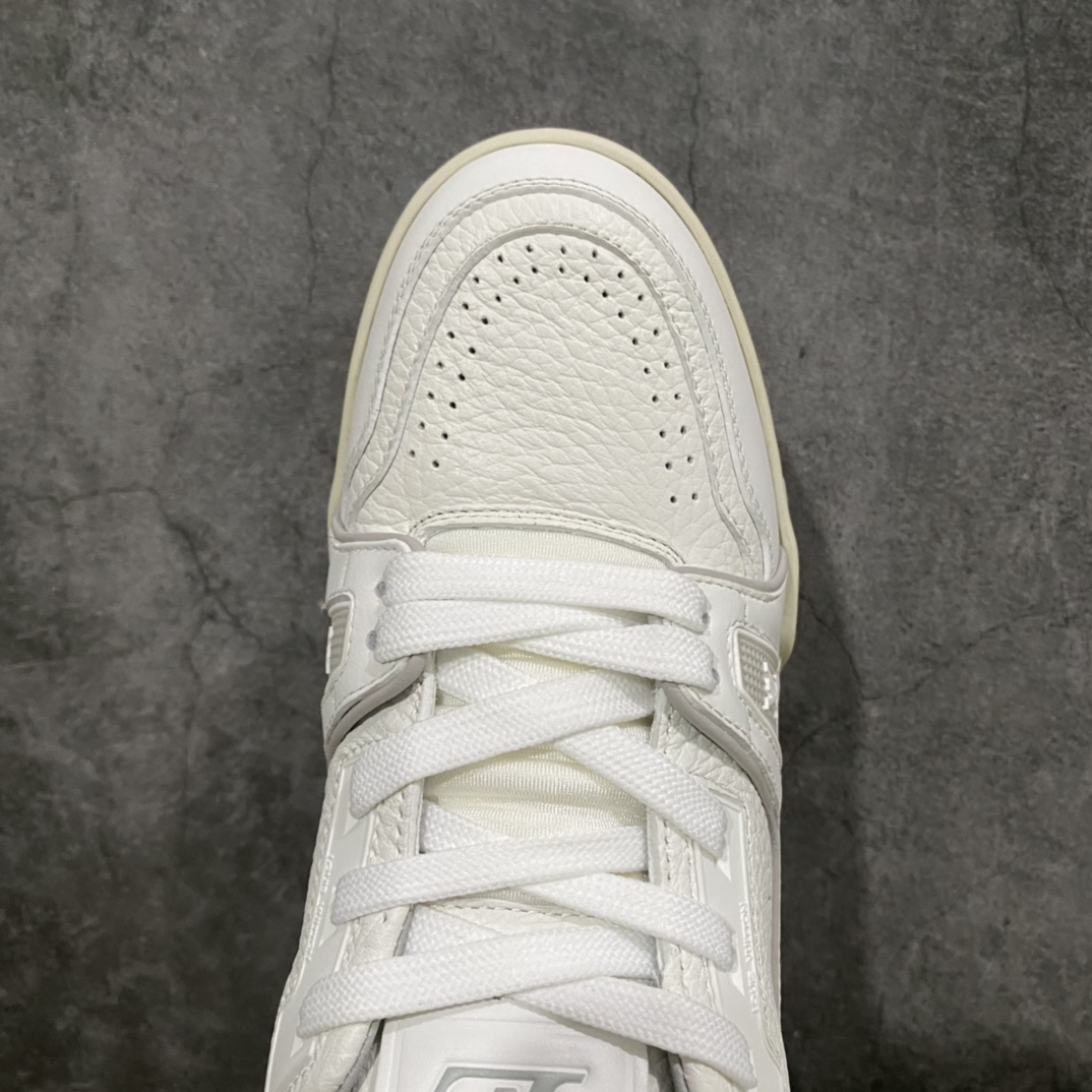 图片[5]-莞产最强版 市场唯一正确版 LV Trainer白水泥女鞋 注意白水泥女鞋三孔 男鞋四孔 市场货基本全错 独家正确版本首家出货💪🏻 广州顶级版本 细节实拍如下所见即所得 非莆田档口货 可随意对比细节鞋型 无需过多文案描述 所有细节均可对标正品 原厂鞋舌尺码标 正确烫金字体 鞋舌厚度柔软度同步正品 原厂织麦标 一针一线纹路均同步正品 原厂刺绣立体饱满同步正品 原厂烫金手写logo 立体饱满有光泽 原厂皮料荔枝纹同步原鞋 原厂数据 字体粗细 大小光泽度同步正品 原厂空胶工艺 并非开胶同步正品 原厂中底布 logo清晰 尺码：36-45-选品中心